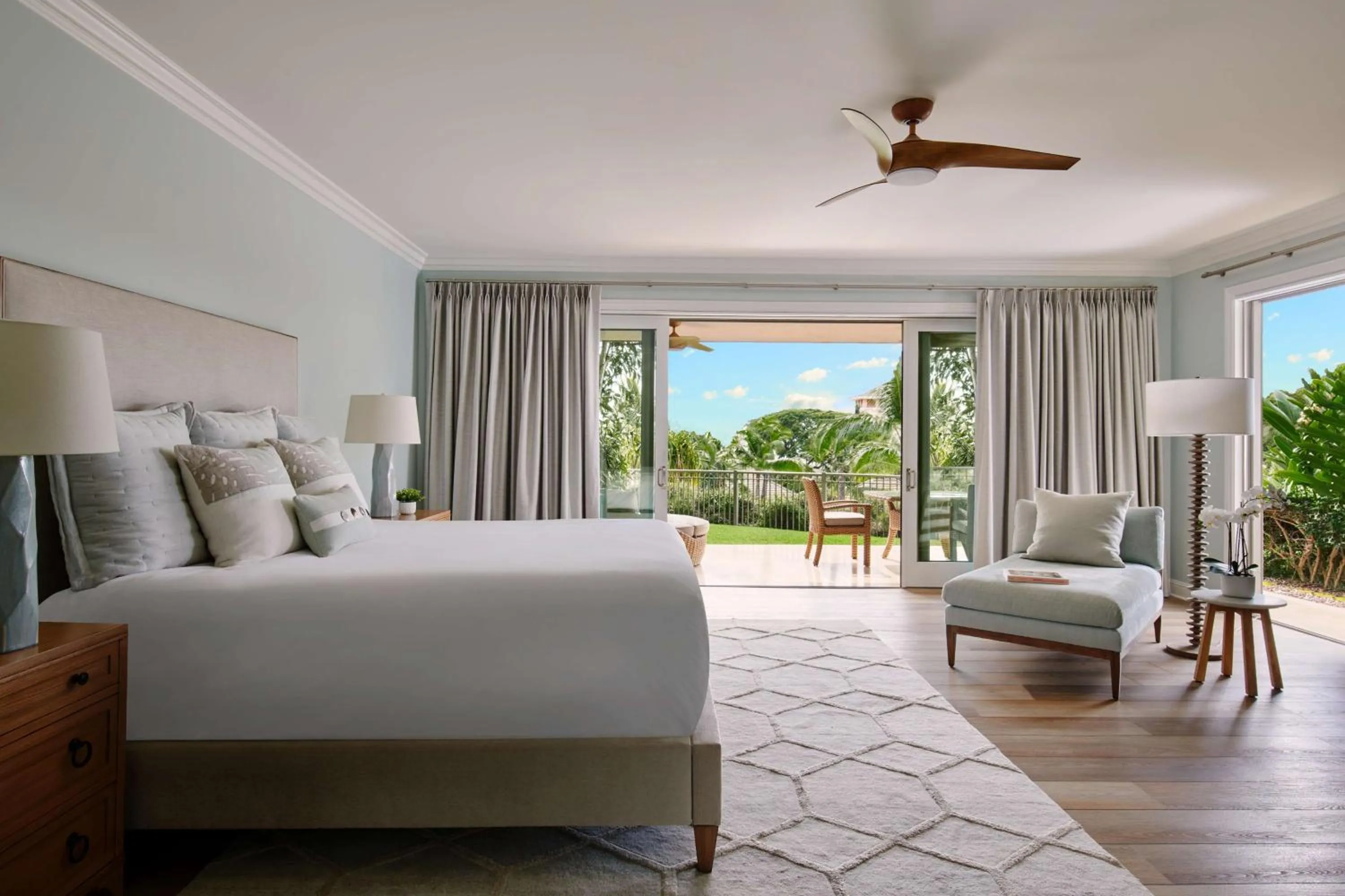 Living room, Bed in Grand Wailea Resort Hotel & Spa, A Waldorf Astoria Resort