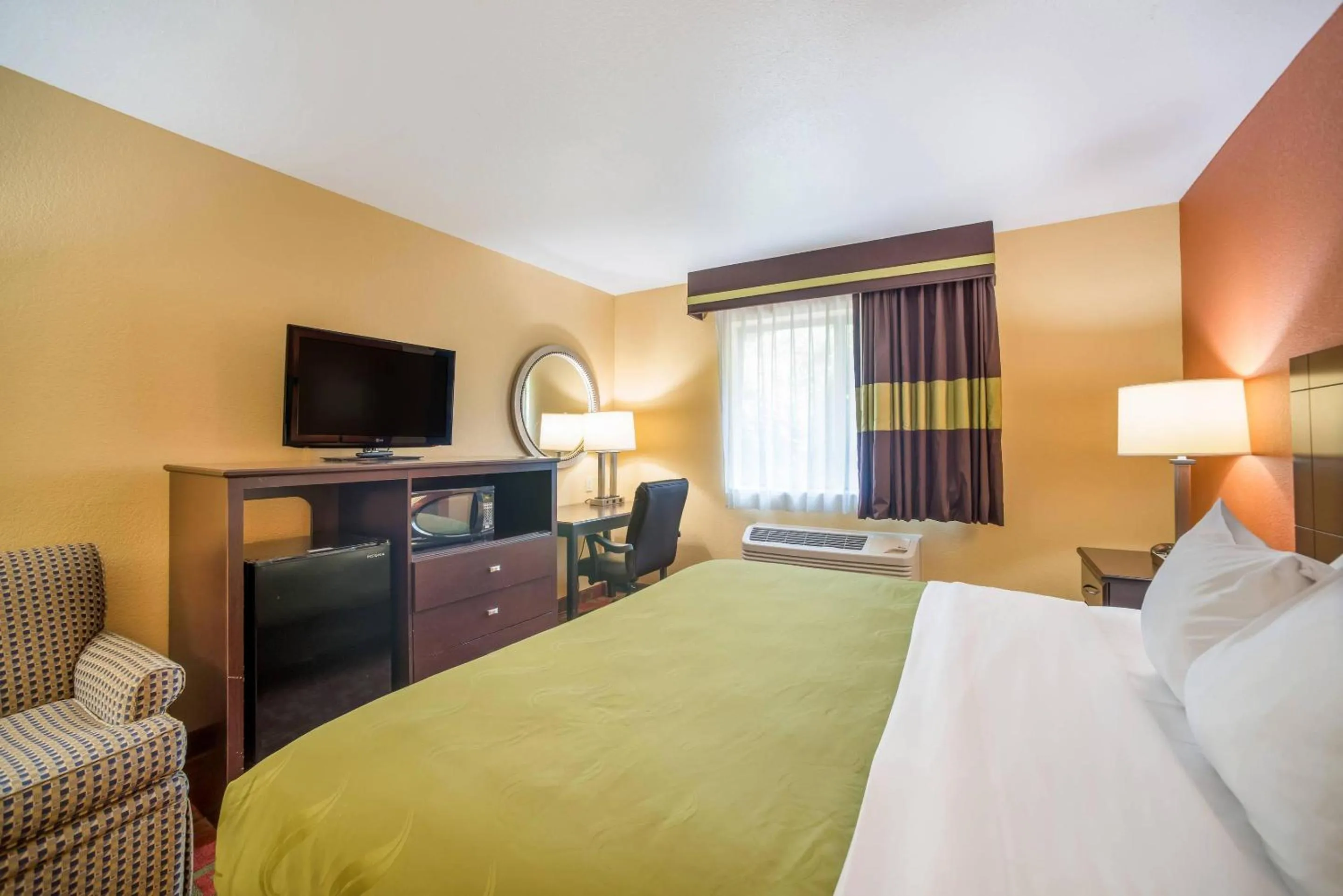 Bedroom, Bed in Quality Inn O'Fallon IL - St Louis