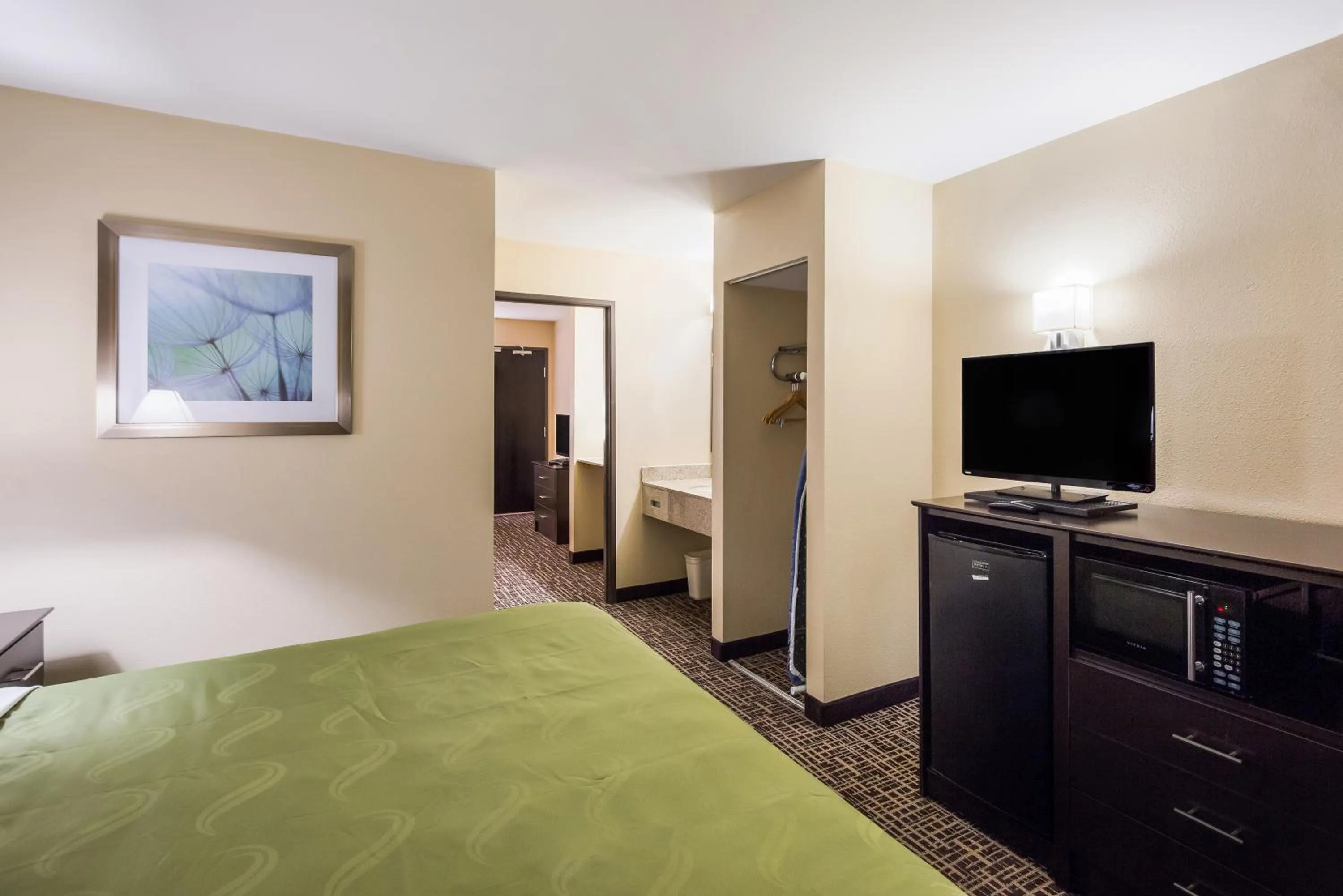 Photo of the whole room, Bed in Quality Inn & Suites Caseyville - St Louis