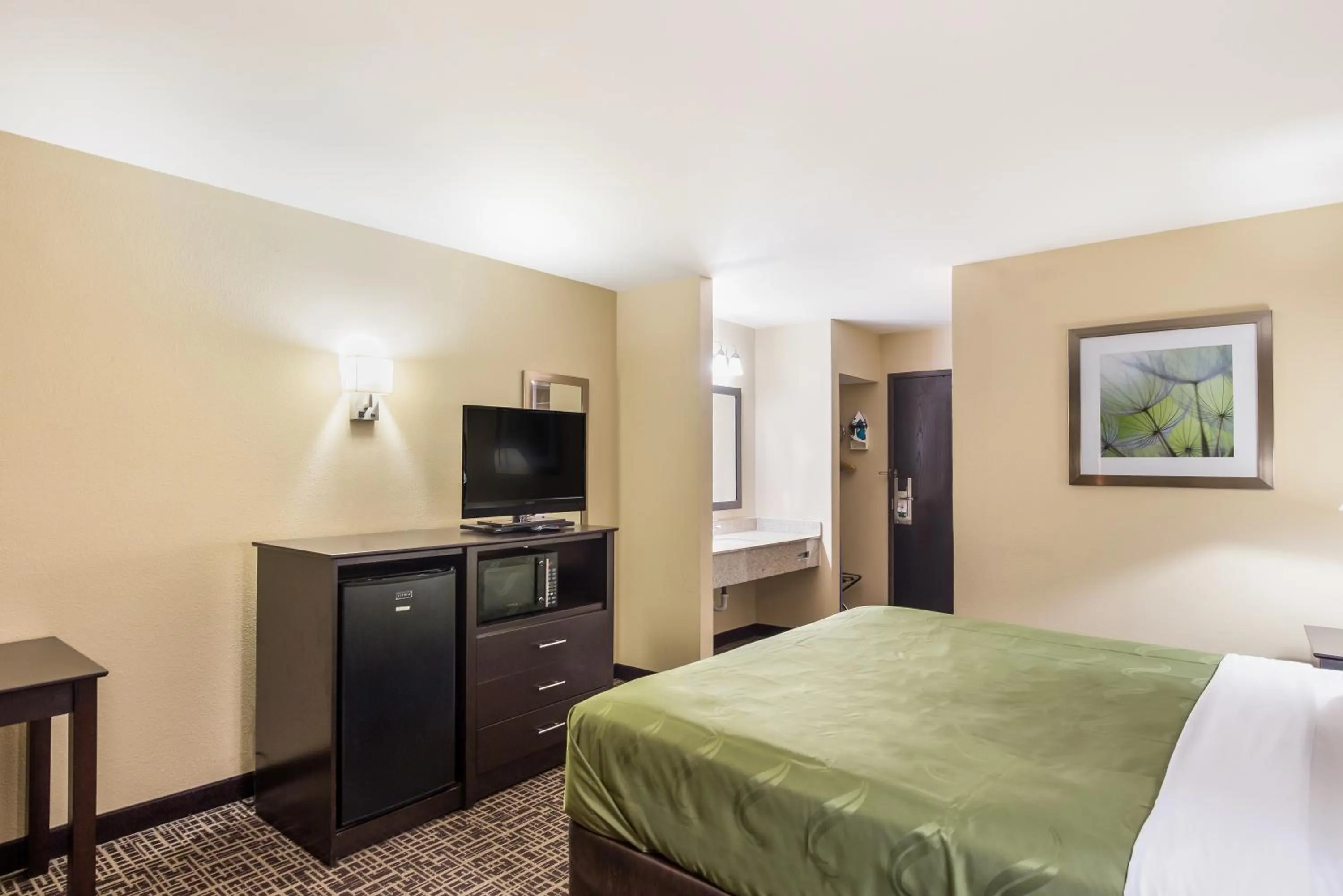 Bedroom, Bed in Quality Inn & Suites Caseyville - St Louis