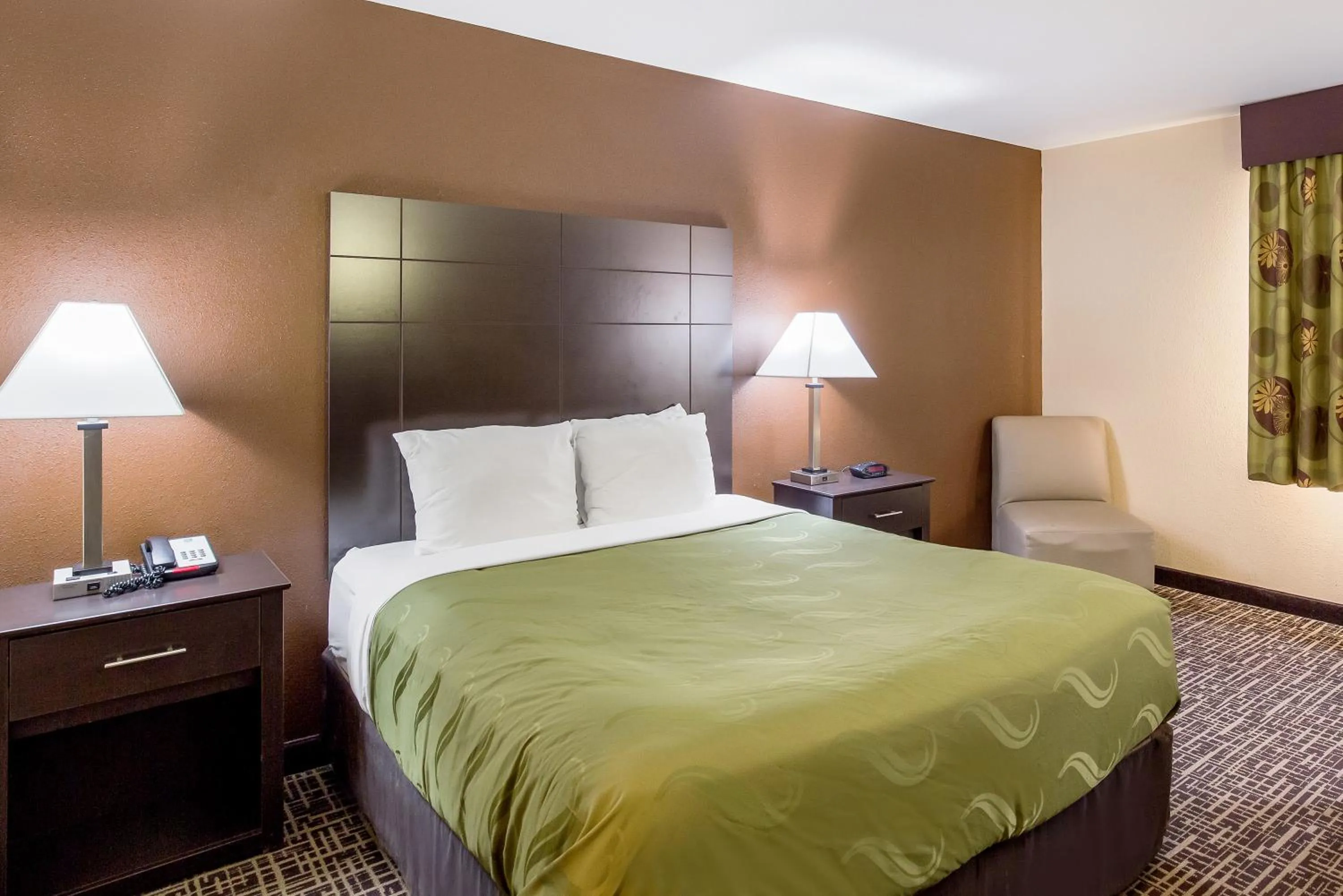 Bedroom, Bed in Quality Inn & Suites Caseyville - St Louis