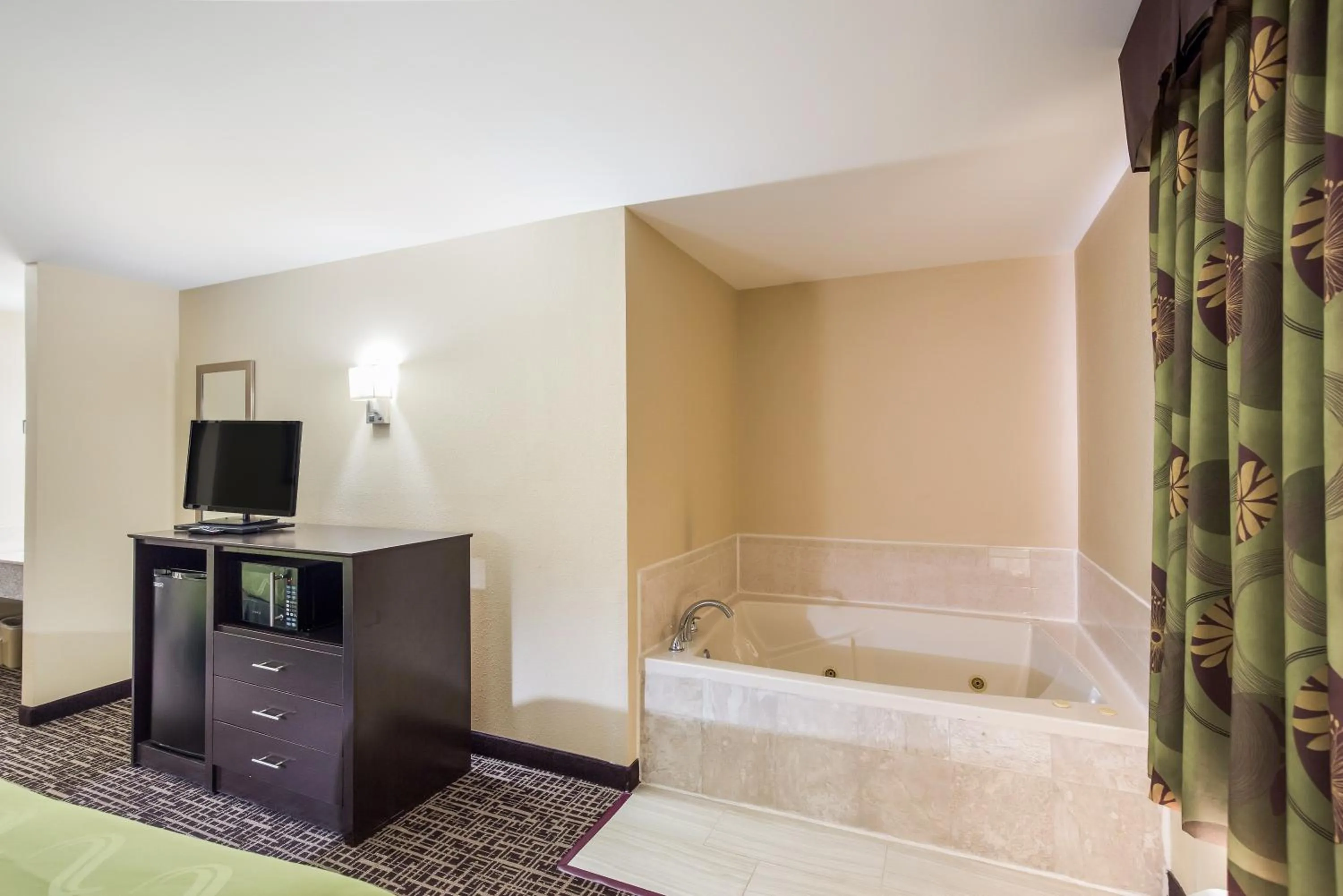 Hot Tub, Bed in Quality Inn & Suites Caseyville - St Louis