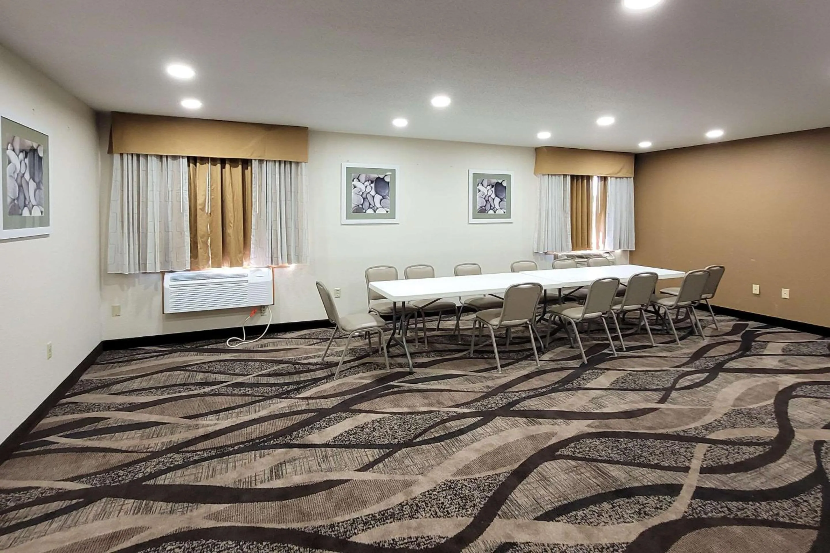 Meeting/conference room, Bed in Quality Inn & Suites Marion