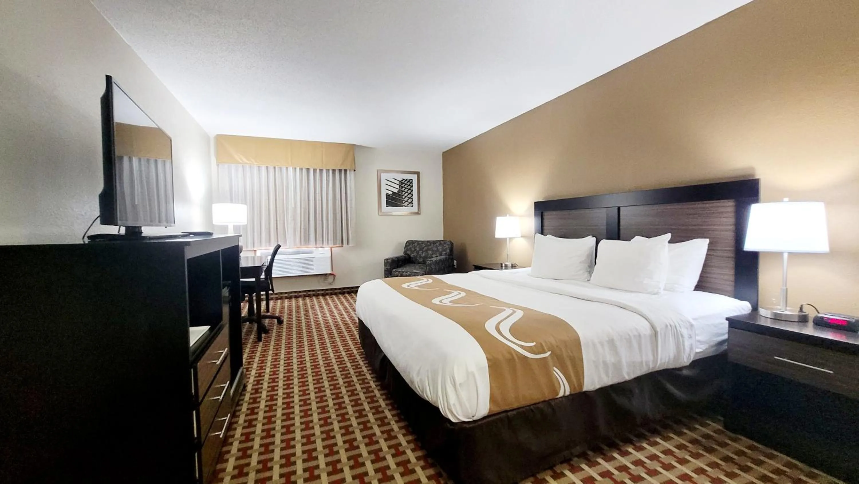 Photo of the whole room, Bed in Quality Inn & Suites Marion