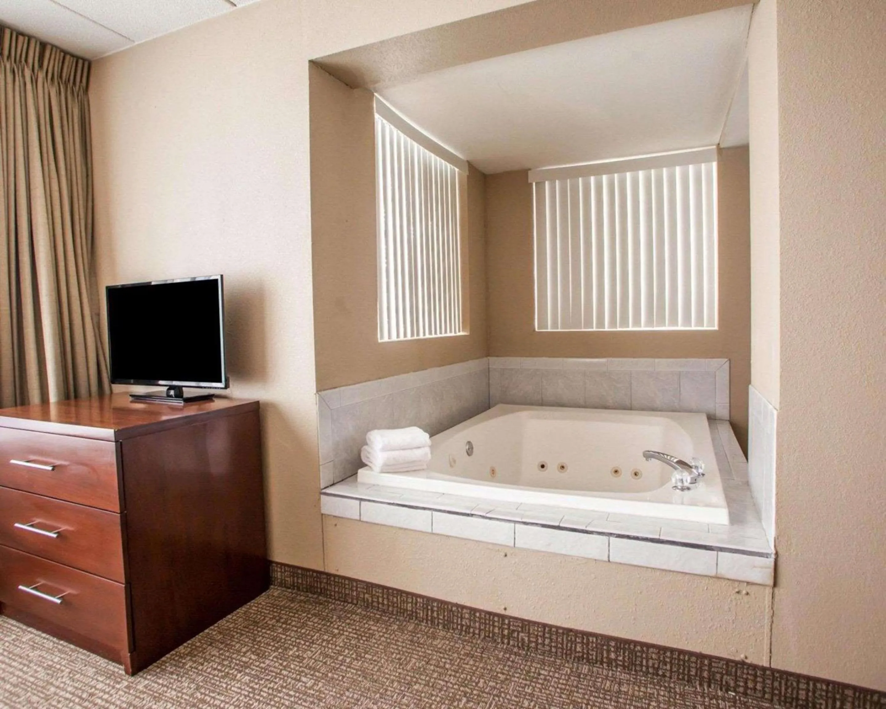 Bedroom, Bed in Quality Inn & Suites Orland Park - Chicago