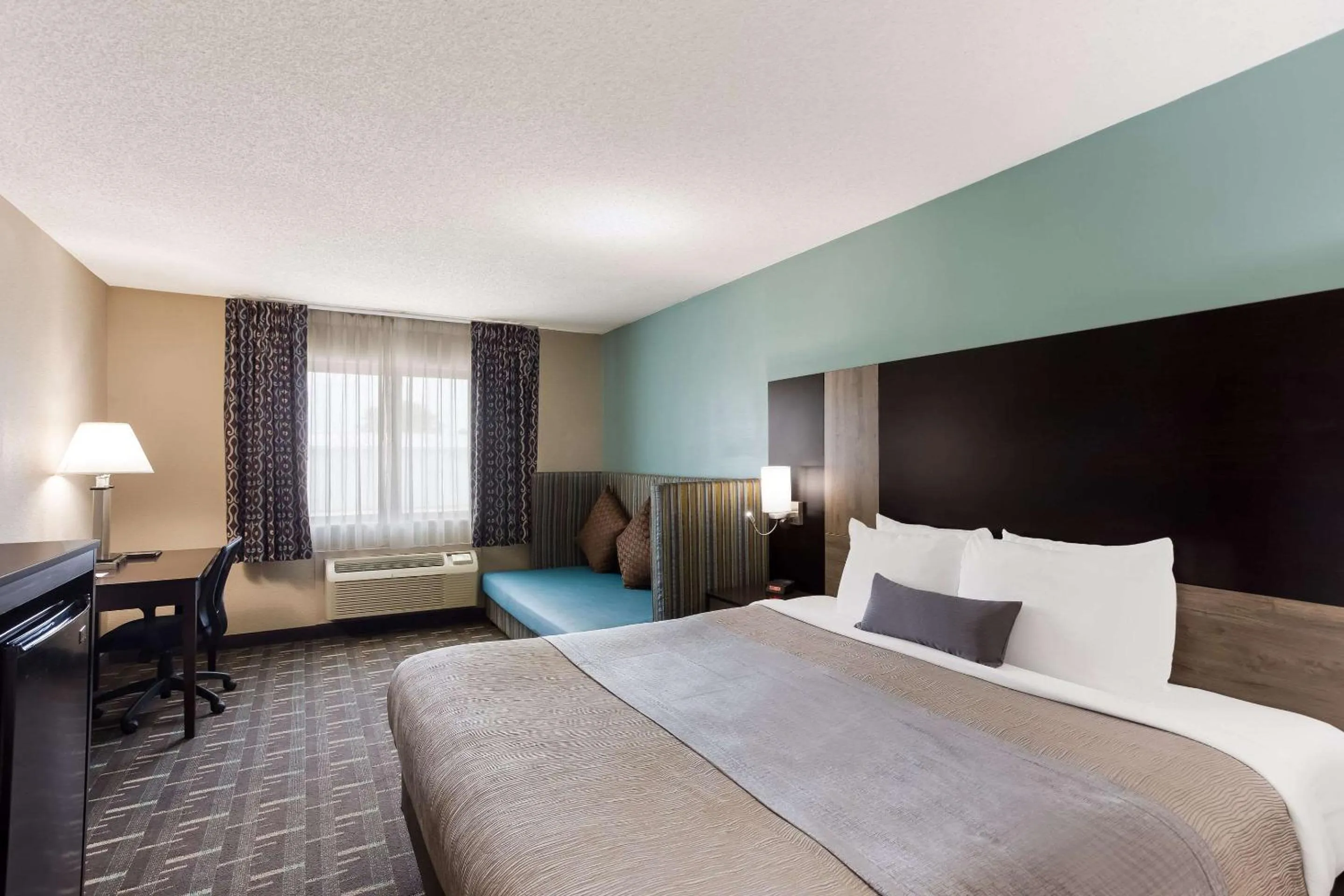 Bedroom, Bed in Quality Inn Galesburg near US Highway 34 and I-74