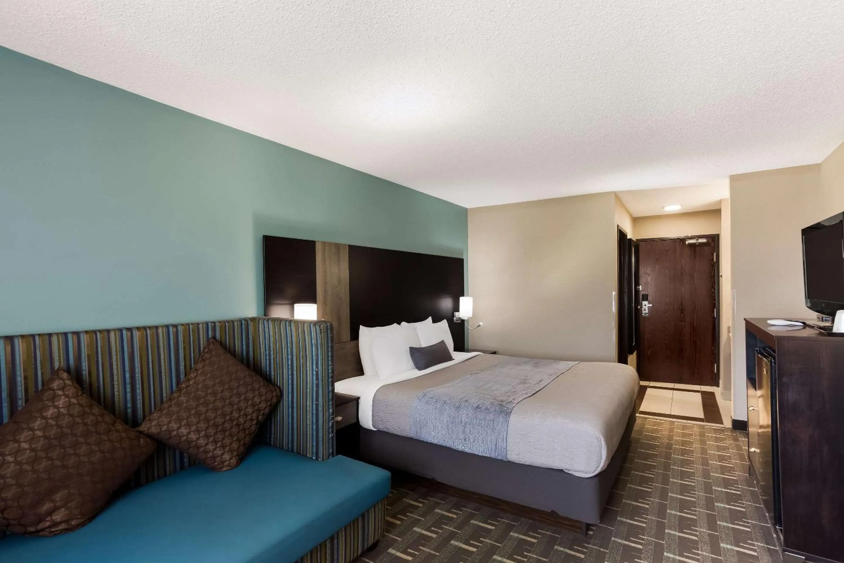 Bedroom, Bed in Quality Inn Galesburg near US Highway 34 and I-74