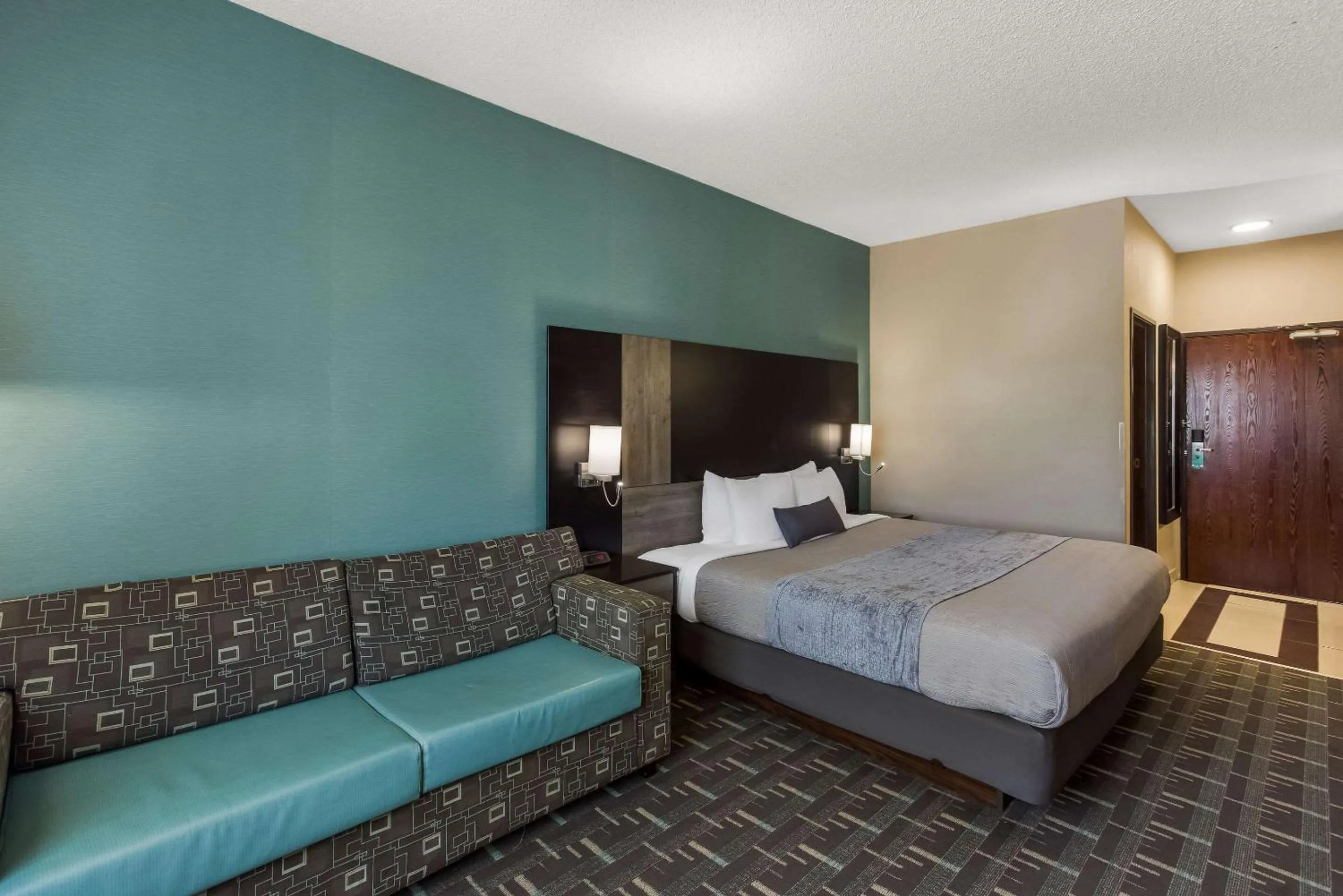 Bedroom, Bed in Quality Inn Galesburg near US Highway 34 and I-74