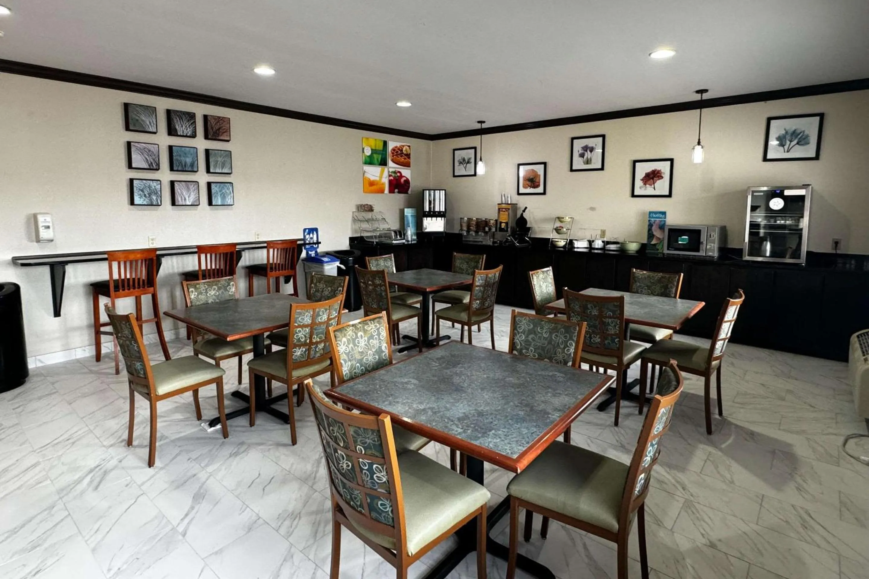 Breakfast in Quality Inn Forsyth Decatur