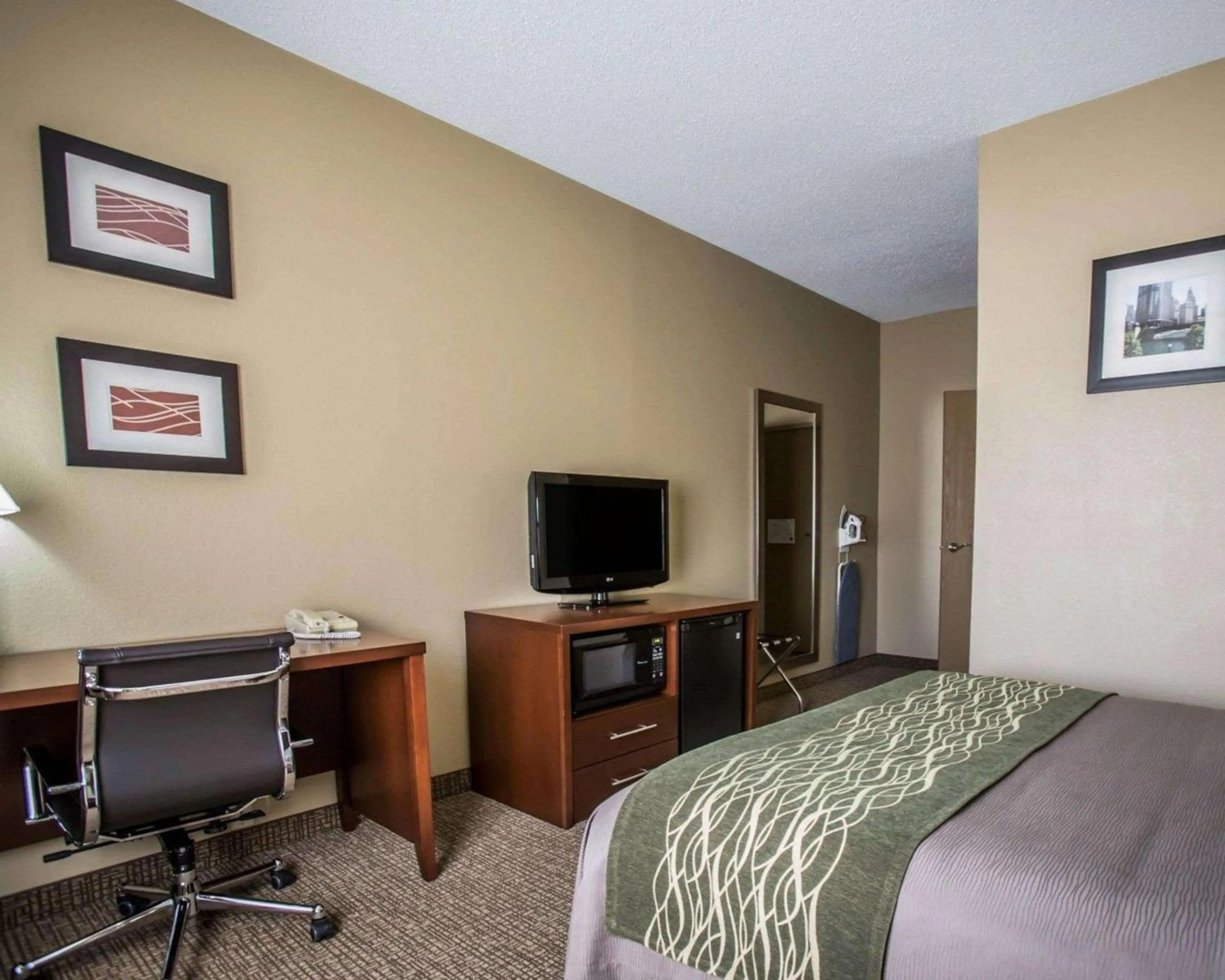 Photo of the whole room, Bed in Comfort Inn Morris I-80