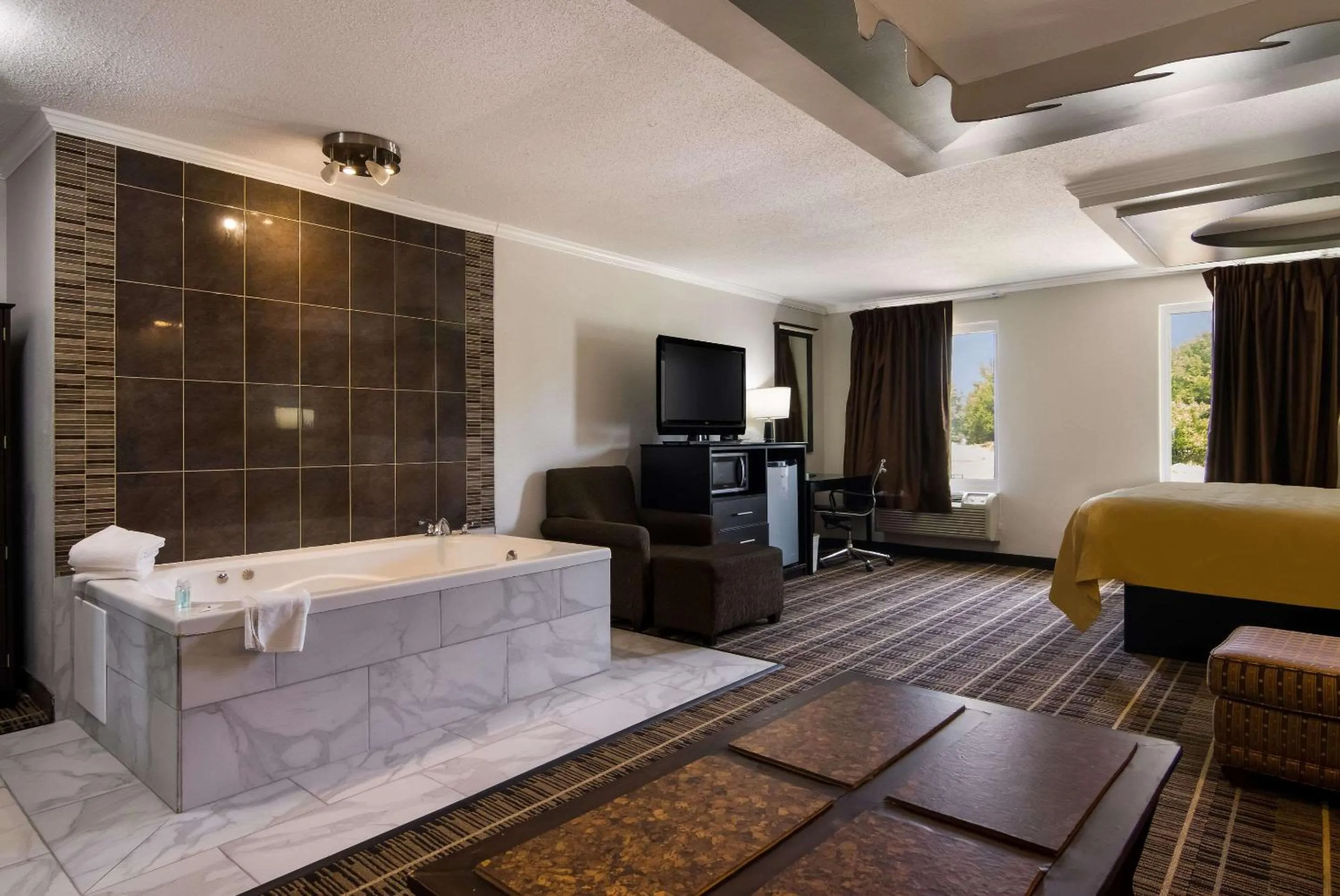 Bedroom, Bed in Quality Inn Aurora - Naperville Area