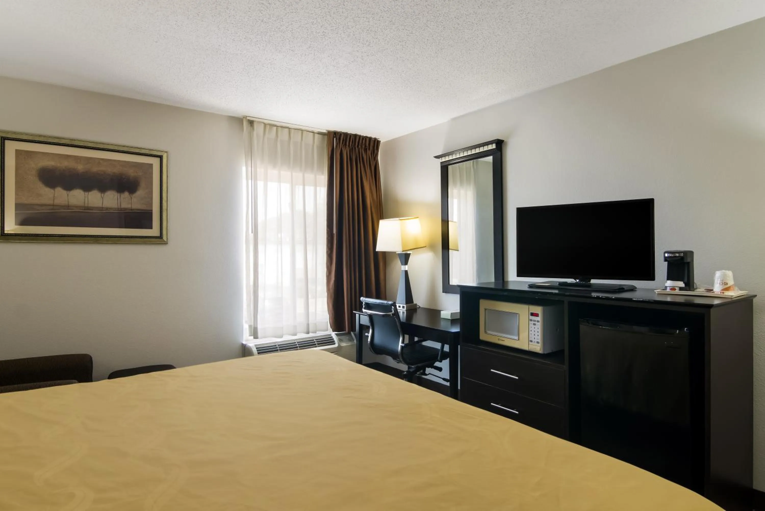 Bed in Quality Inn Aurora - Naperville Area
