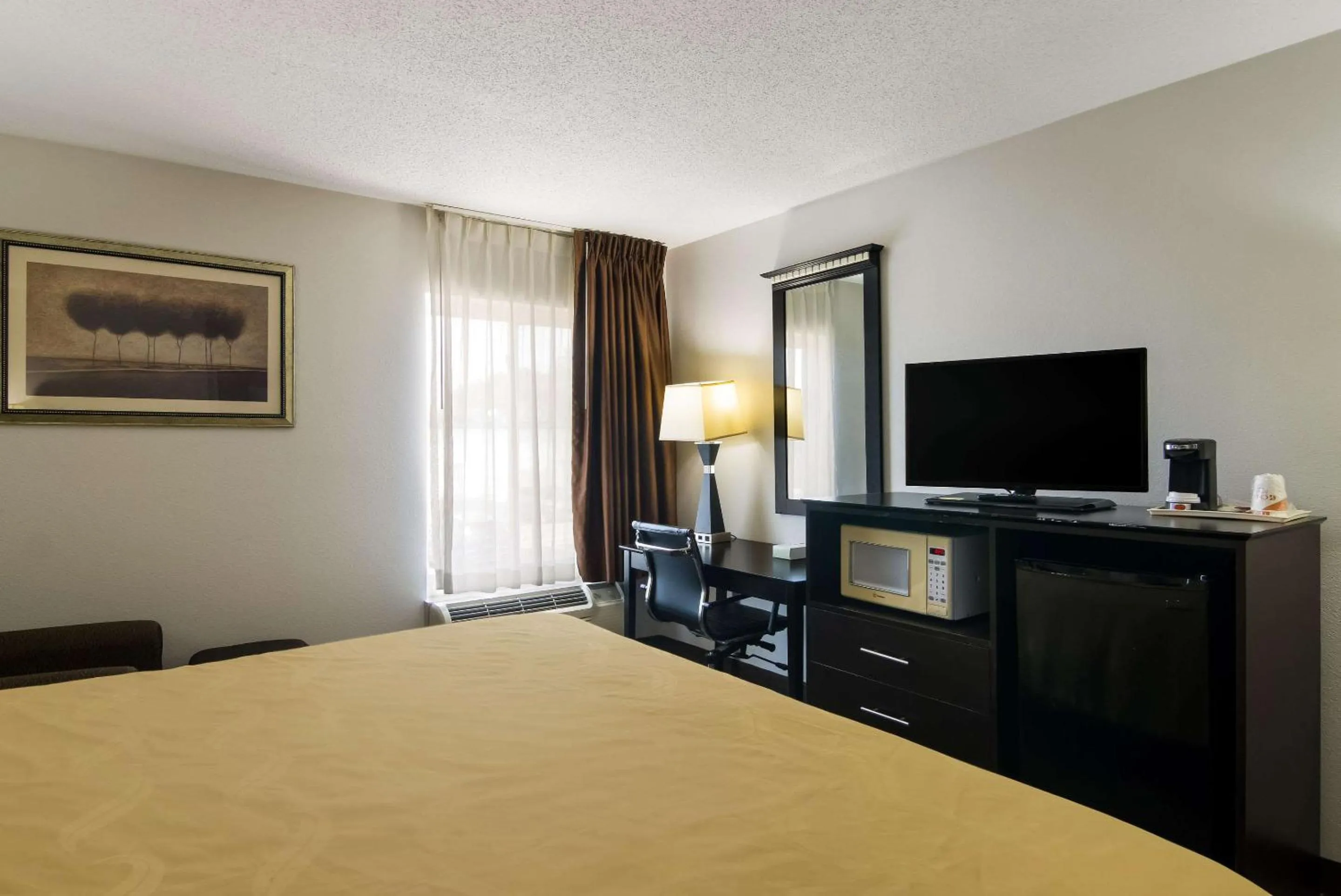 Bedroom, Bed in Quality Inn Aurora - Naperville Area