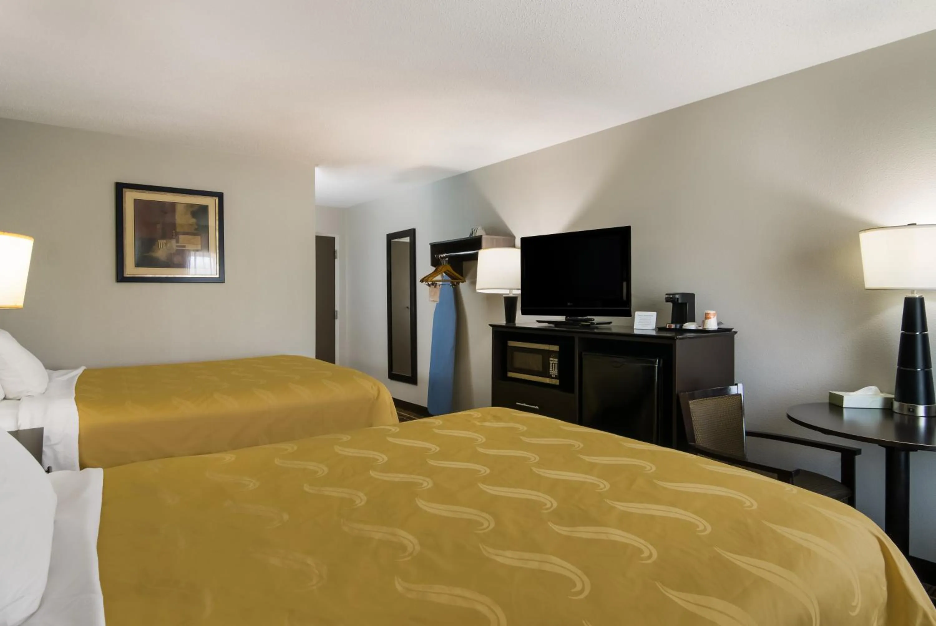Bed in Quality Inn Aurora - Naperville Area