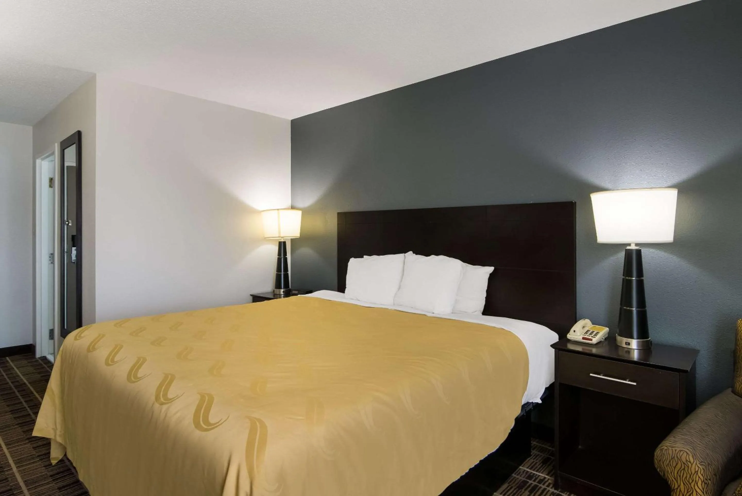 Bedroom, Bed in Quality Inn Aurora - Naperville Area