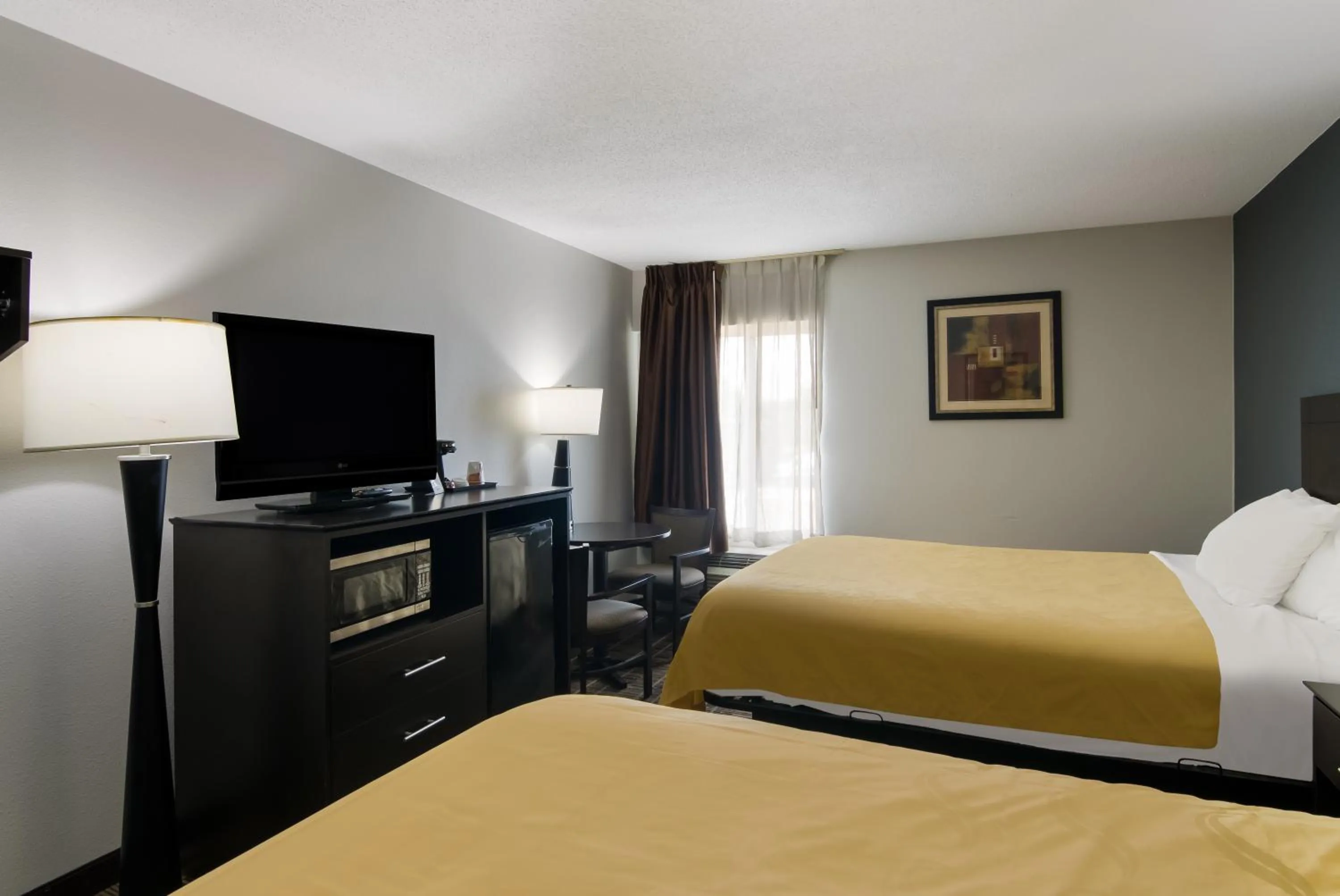 Bed in Quality Inn Aurora - Naperville Area