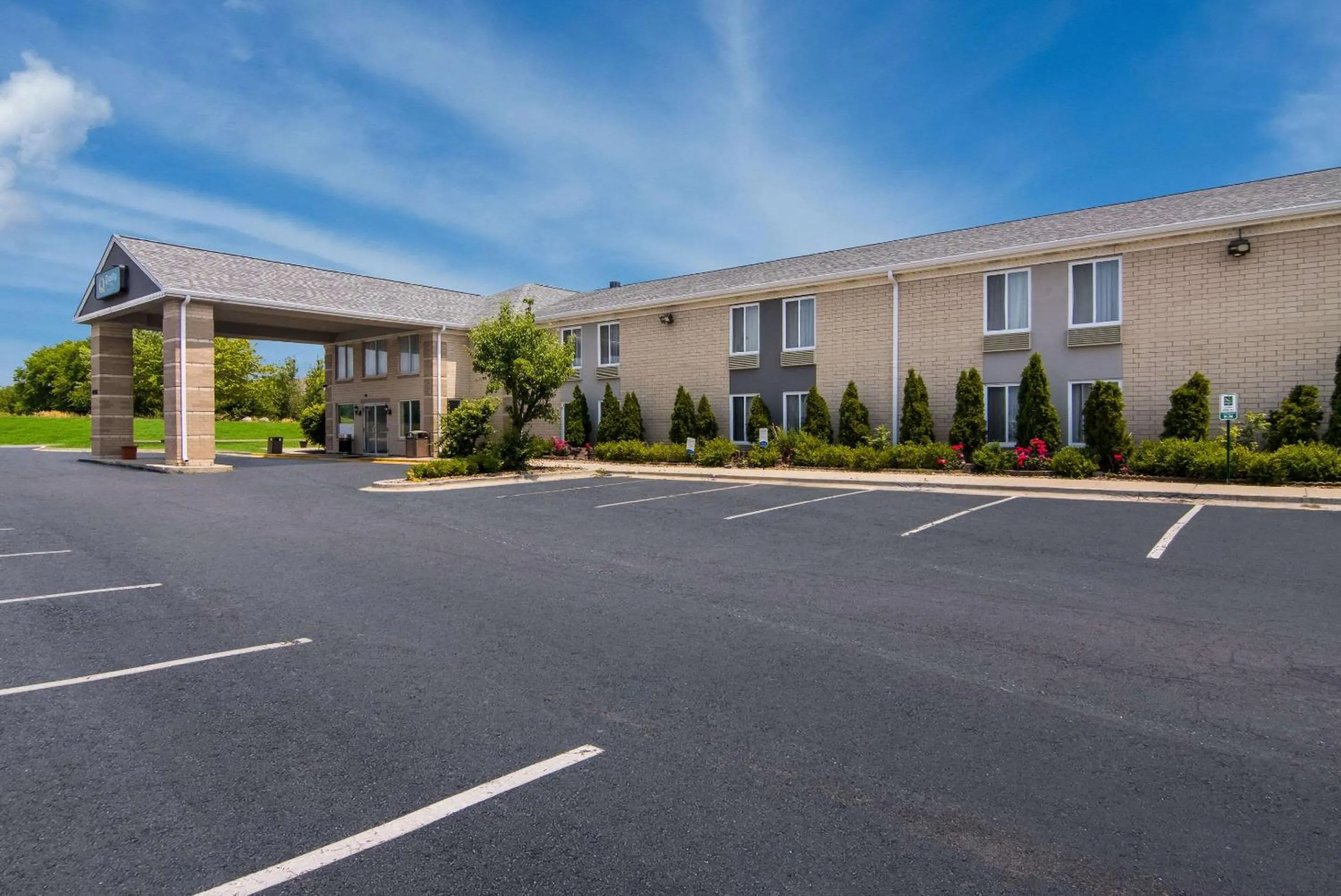Property building in Quality Inn Aurora - Naperville Area