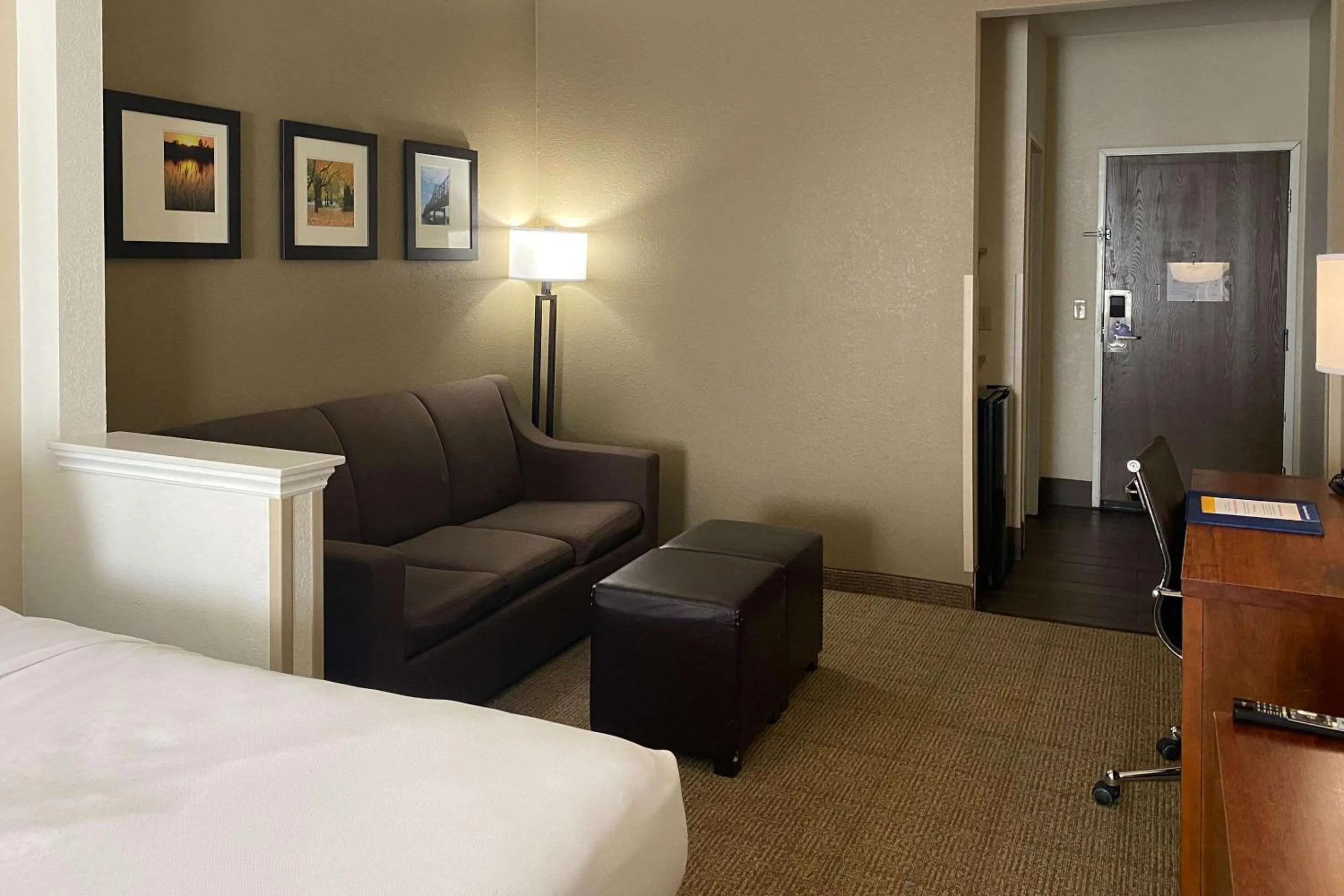 Bedroom, Bed in Comfort Suites Peoria I-74
