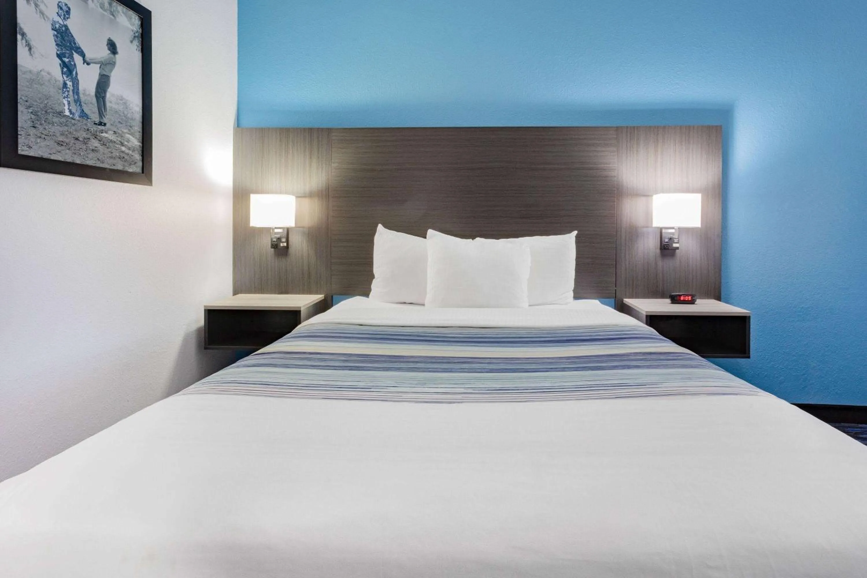 Photo of the whole room, Bed in AmericInn by Wyndham Quincy