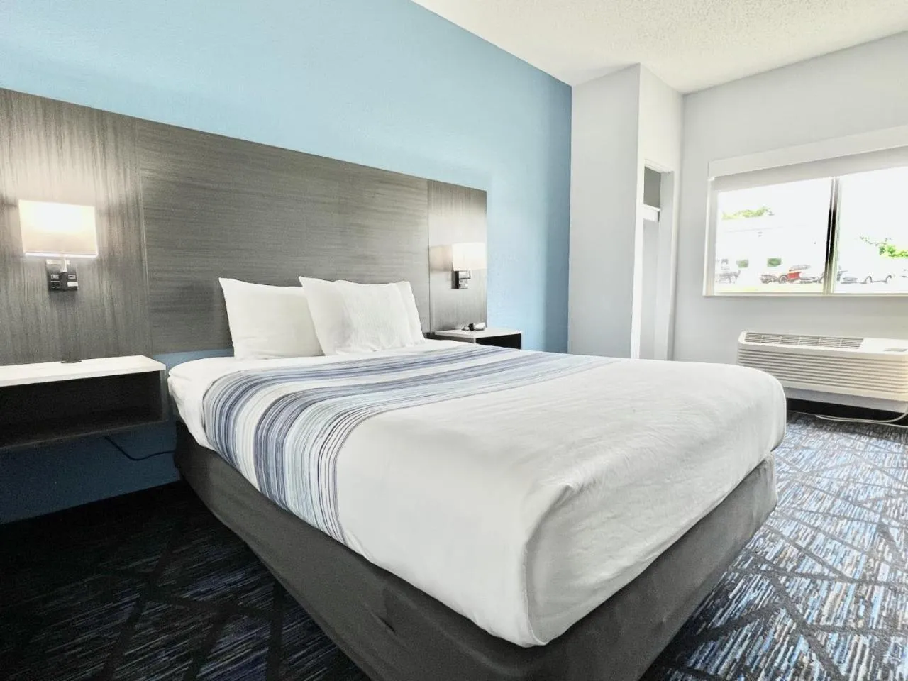 Bedroom, Bed in AmericInn by Wyndham Quincy