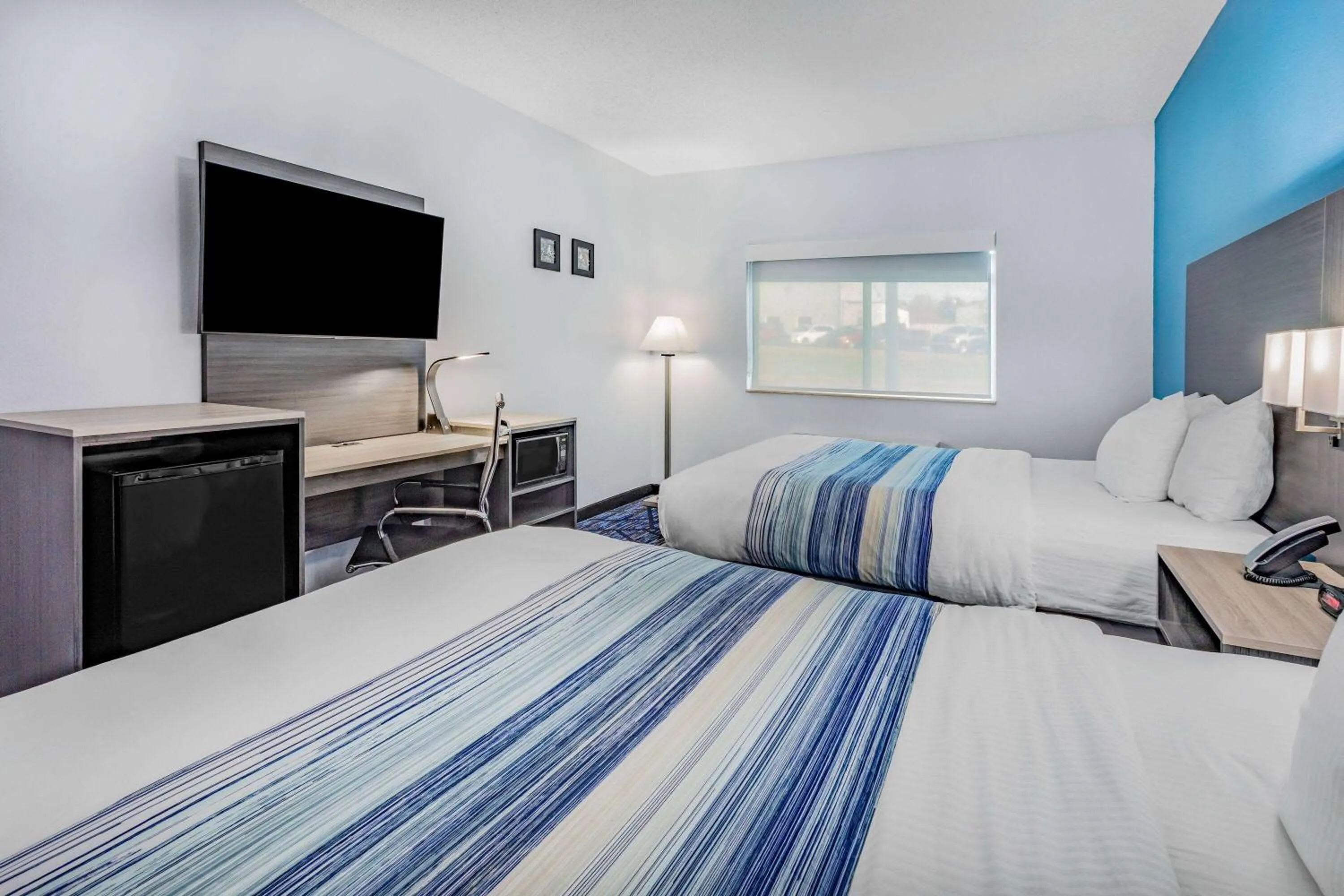 Photo of the whole room, Bed in AmericInn by Wyndham Quincy