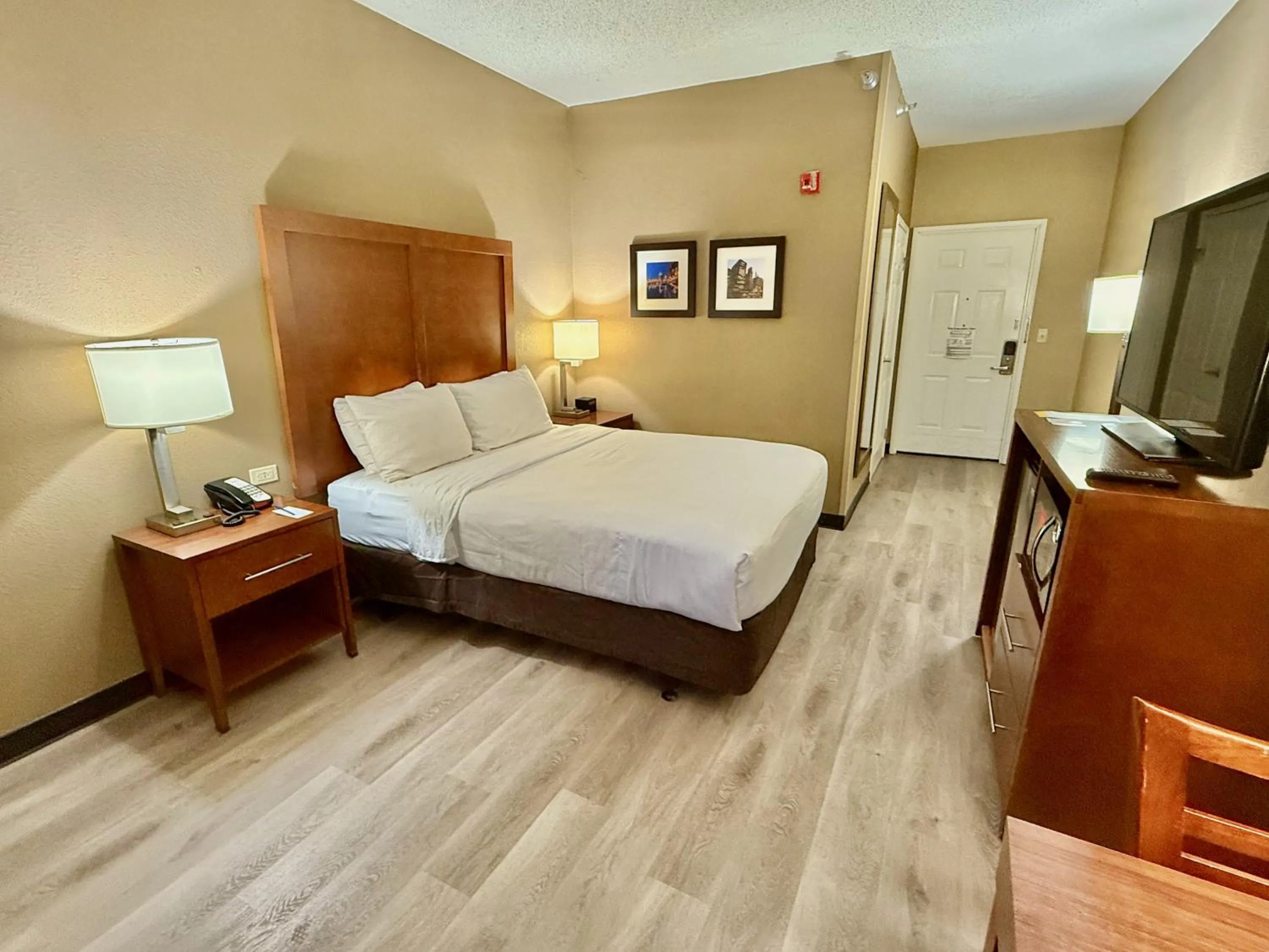 Hot Tub, Bed in Comfort Inn Gurnee near Six Flags
