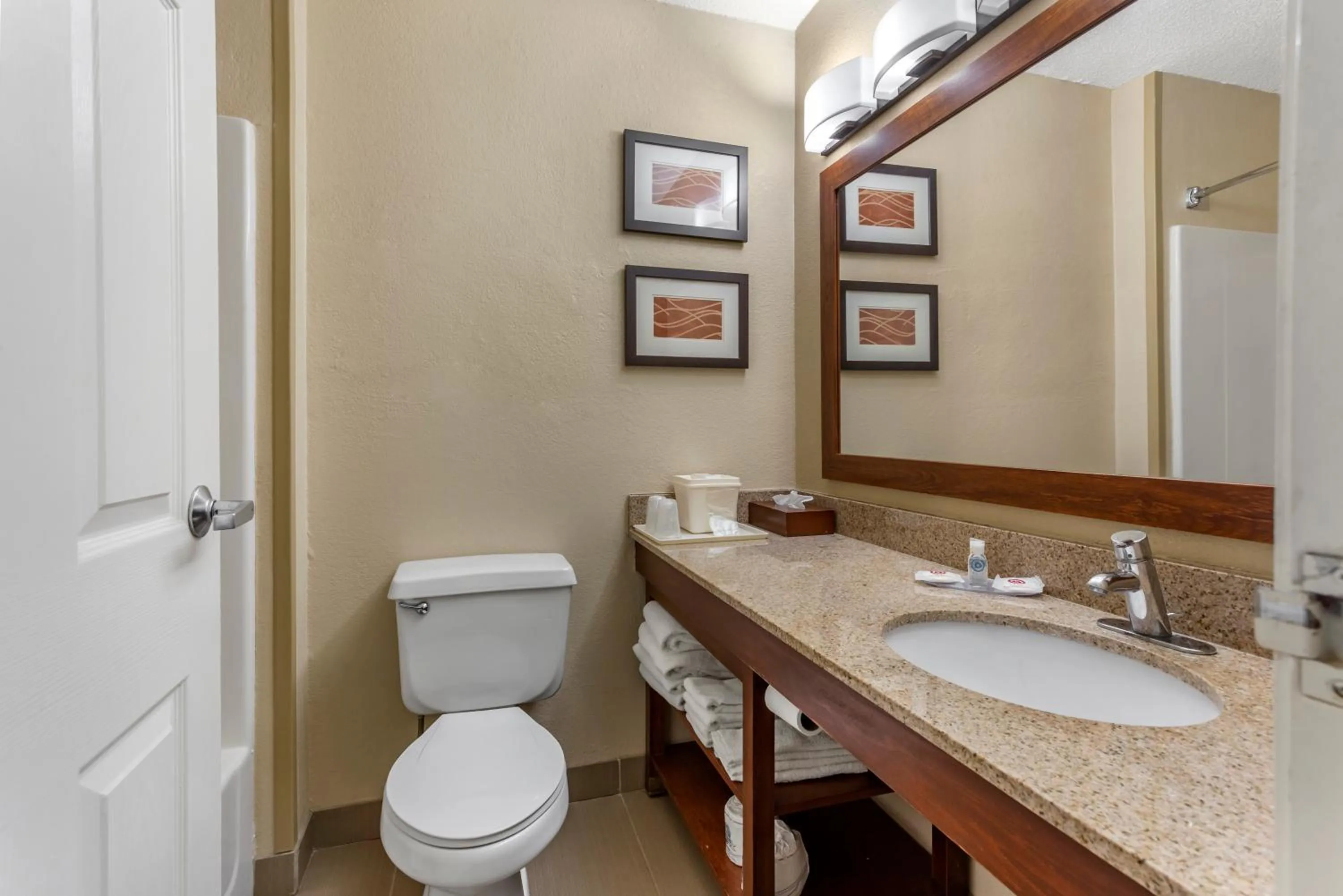 Property building in Comfort Inn Gurnee near Six Flags