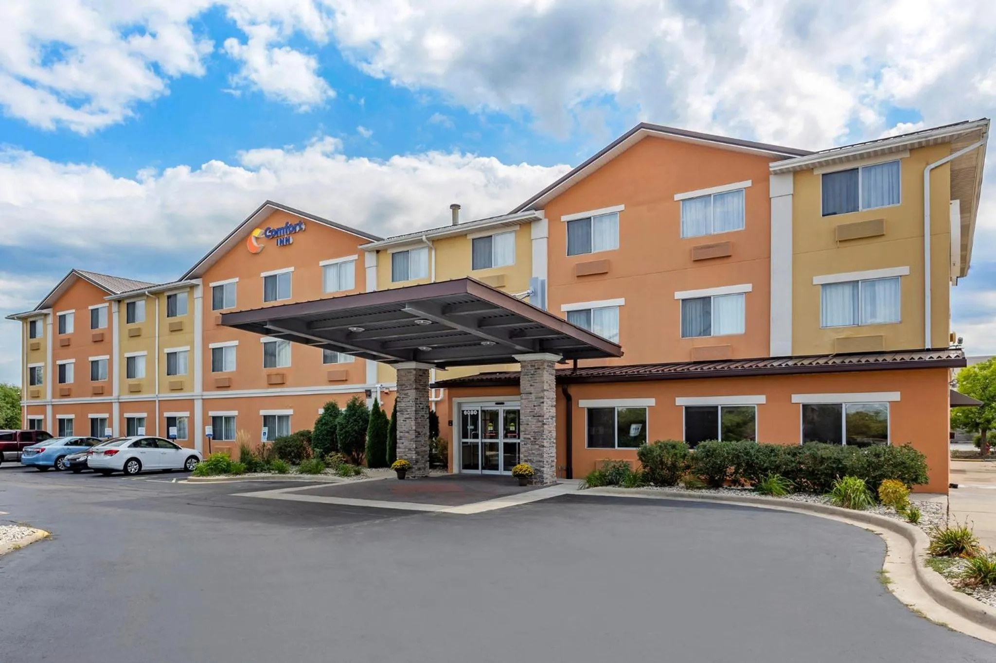 Property building in Comfort Inn Gurnee near Six Flags
