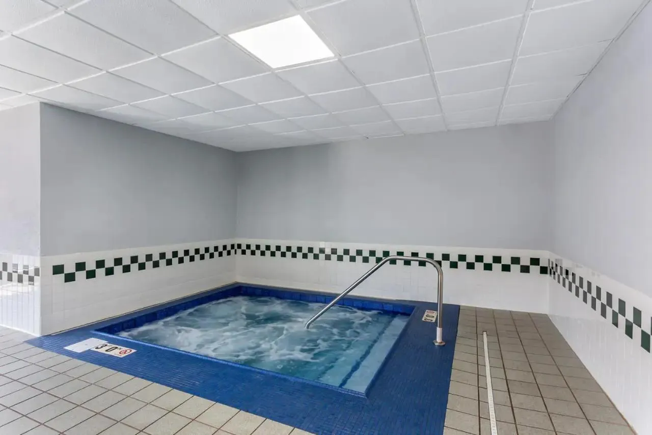 Swimming pool in Comfort Inn Gurnee near Six Flags