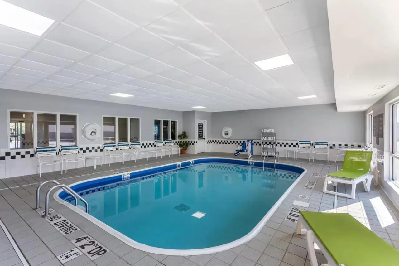 Swimming pool in Comfort Inn Gurnee near Six Flags