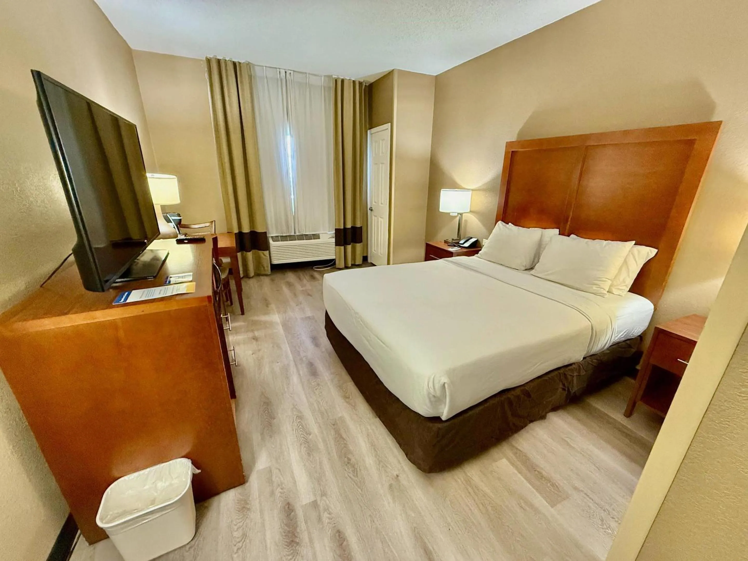 Bedroom, Bed in Comfort Inn Gurnee near Six Flags