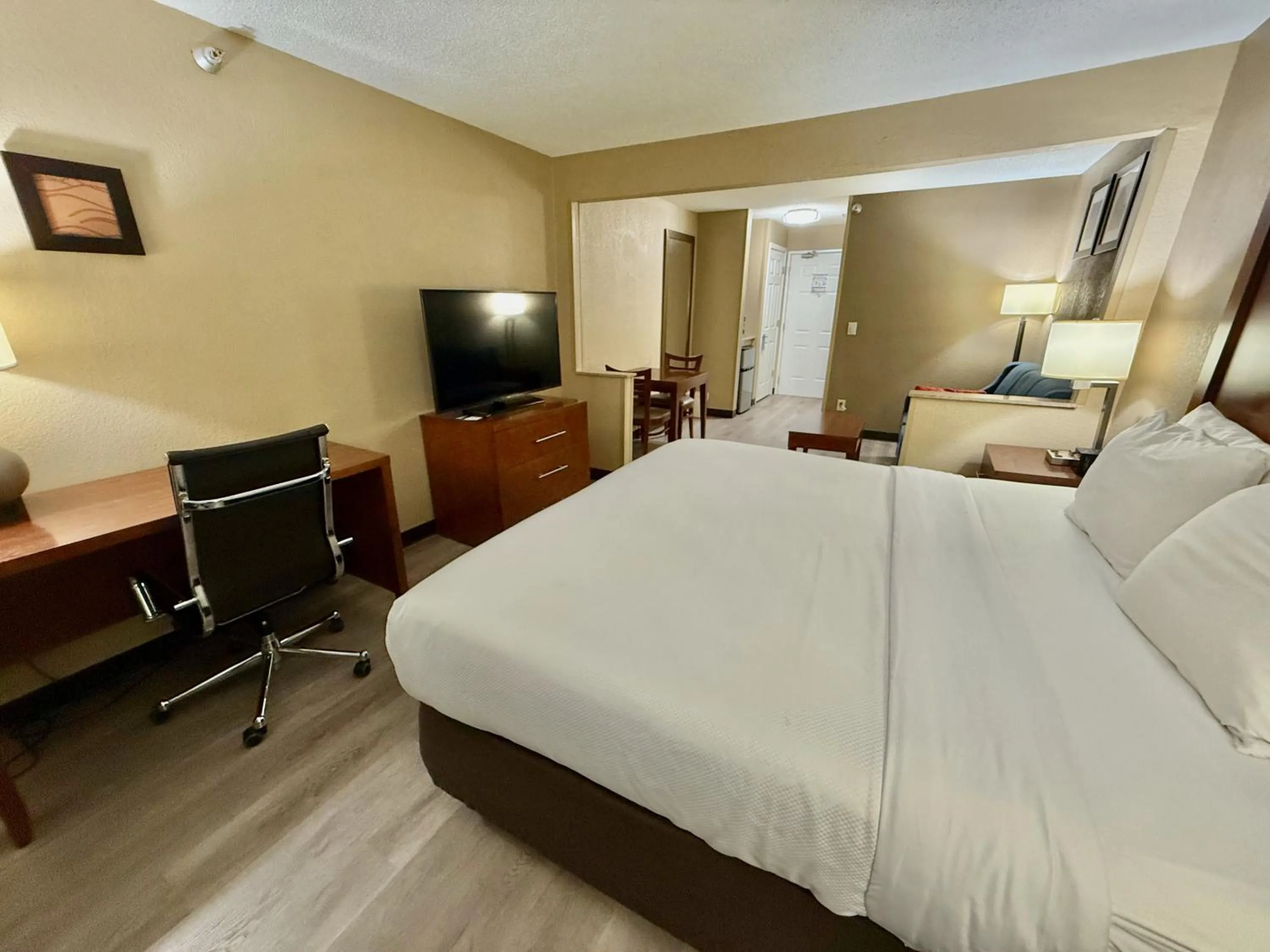 Property building, Bed in Comfort Inn Gurnee near Six Flags