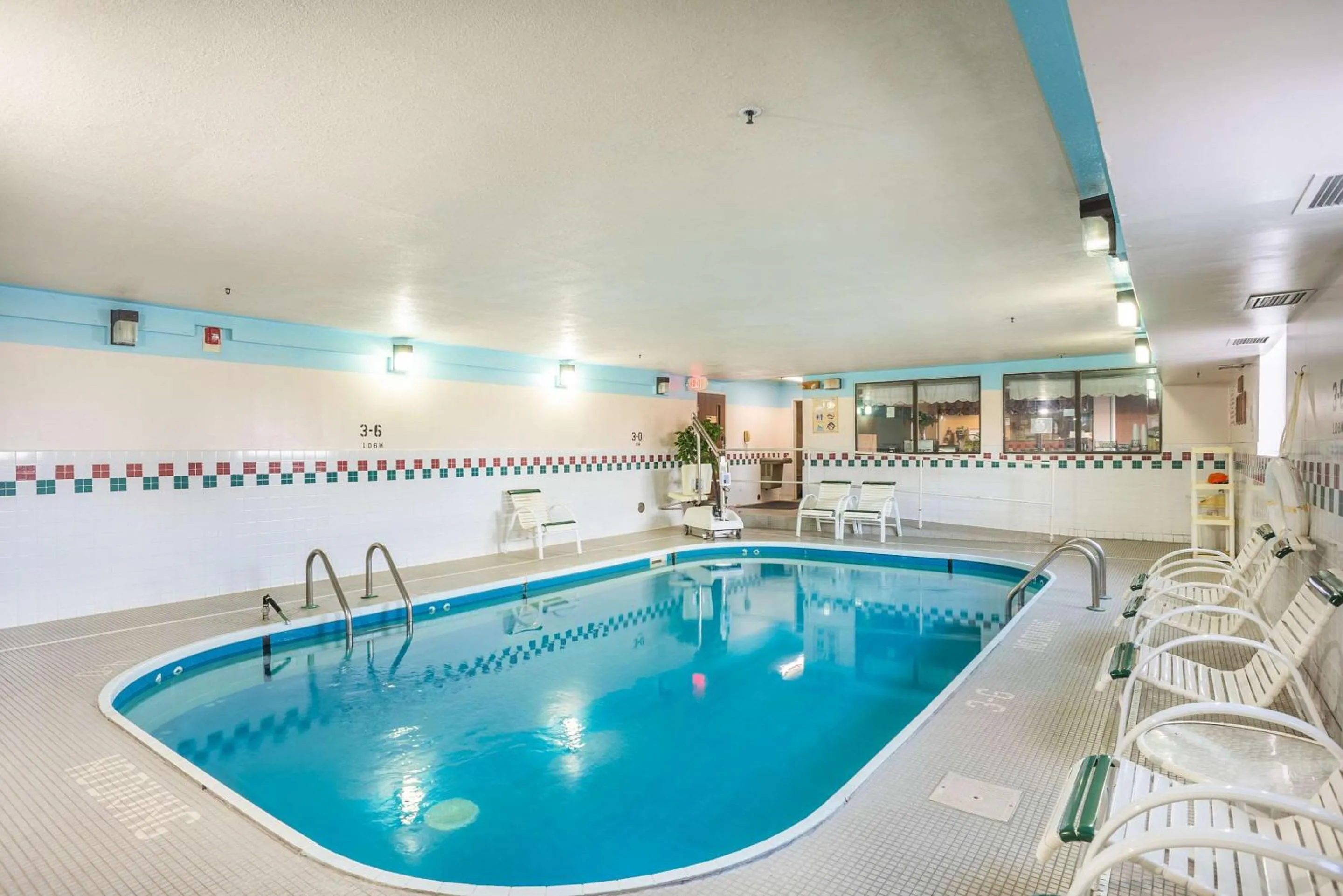 Swimming pool in Econo Lodge Princeton