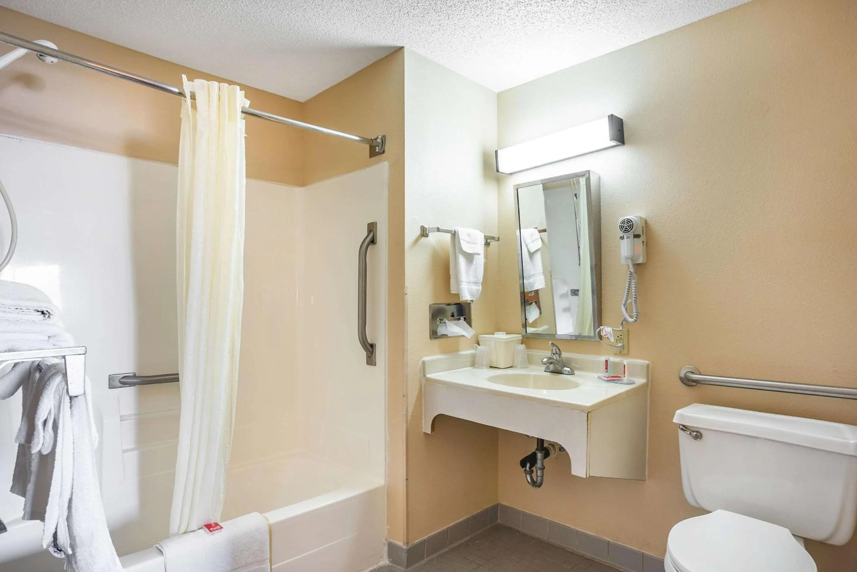 Bedroom in Econo Lodge Princeton