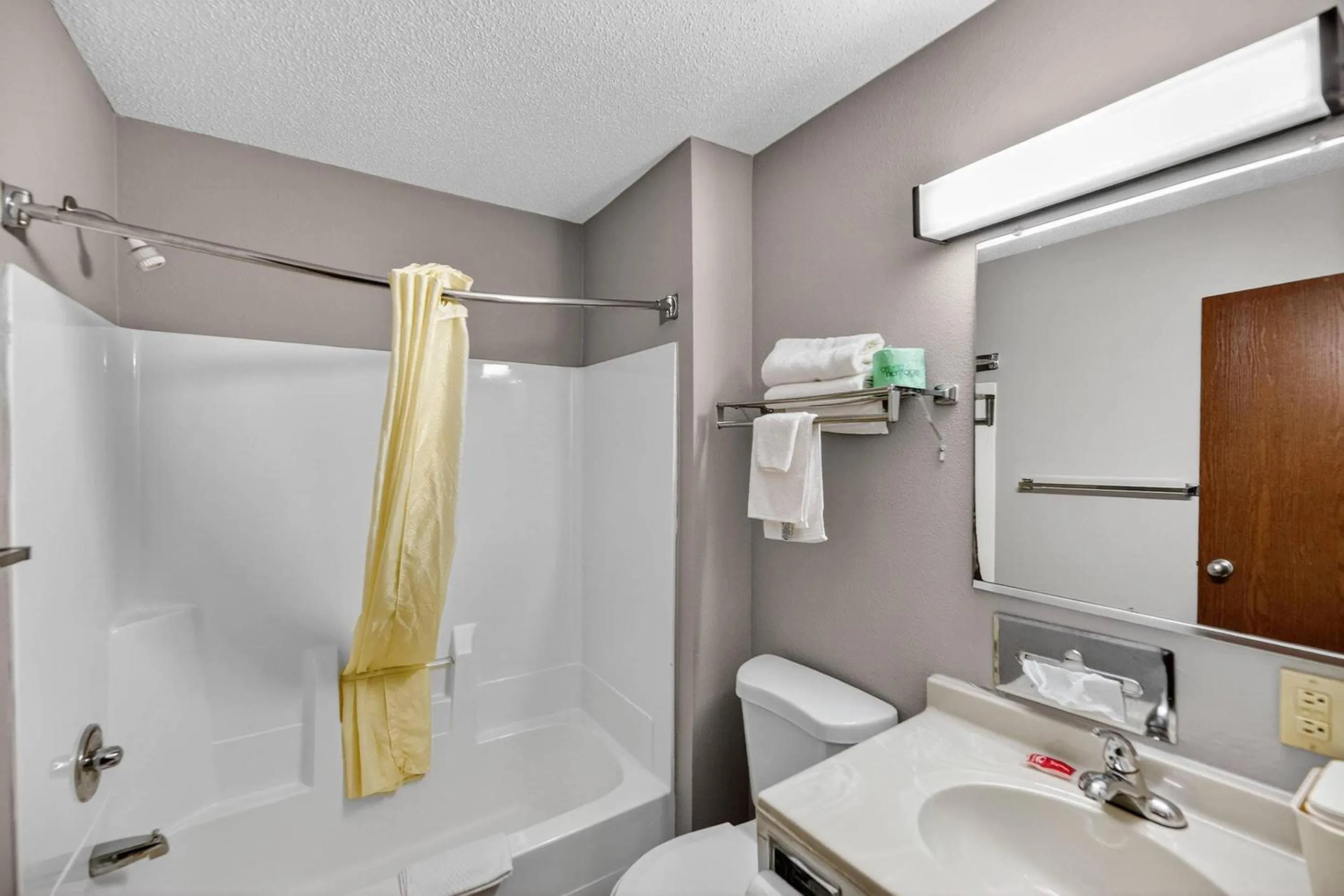 Bedroom in Econo Lodge Princeton