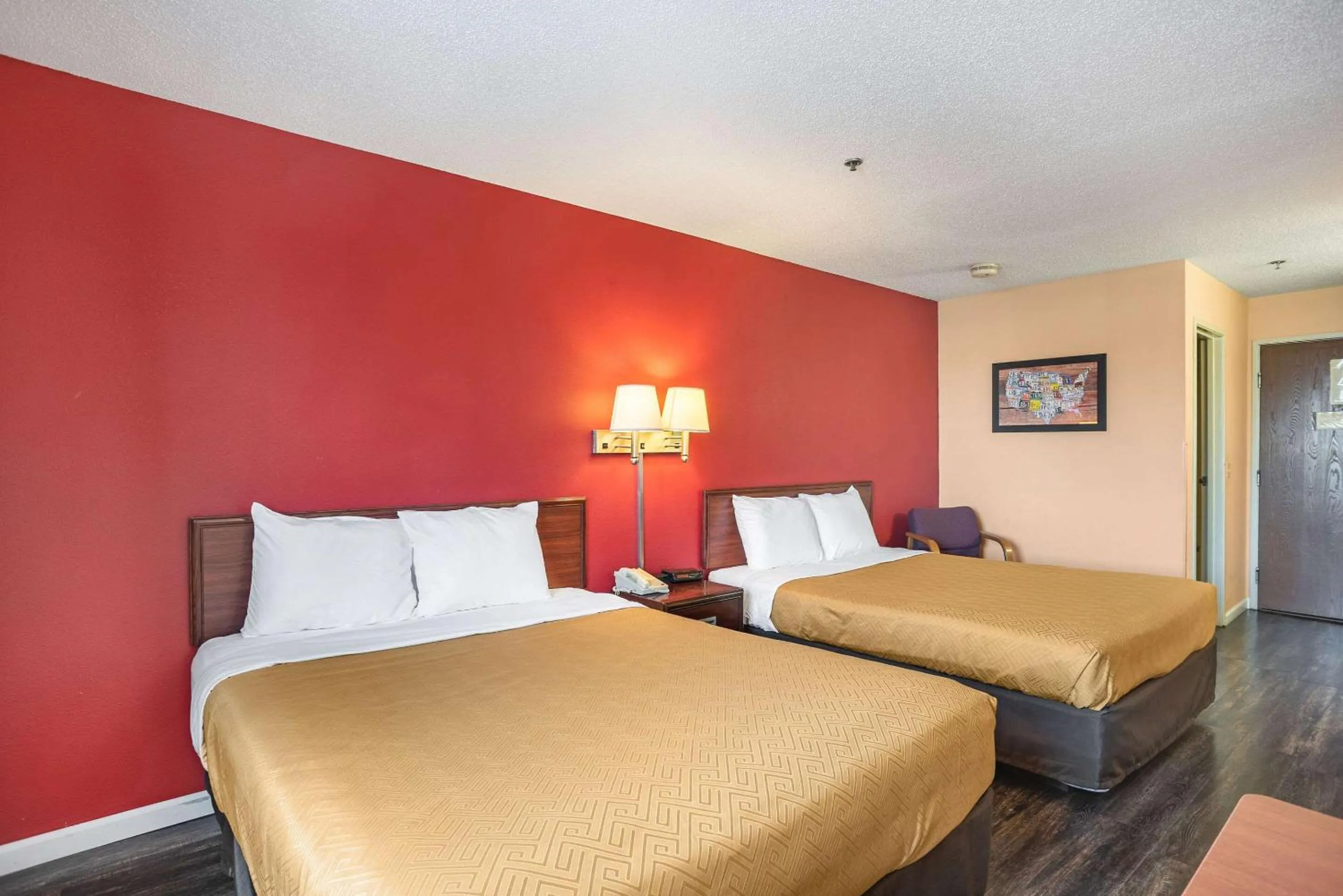 Photo of the whole room, Bed in Econo Lodge Princeton