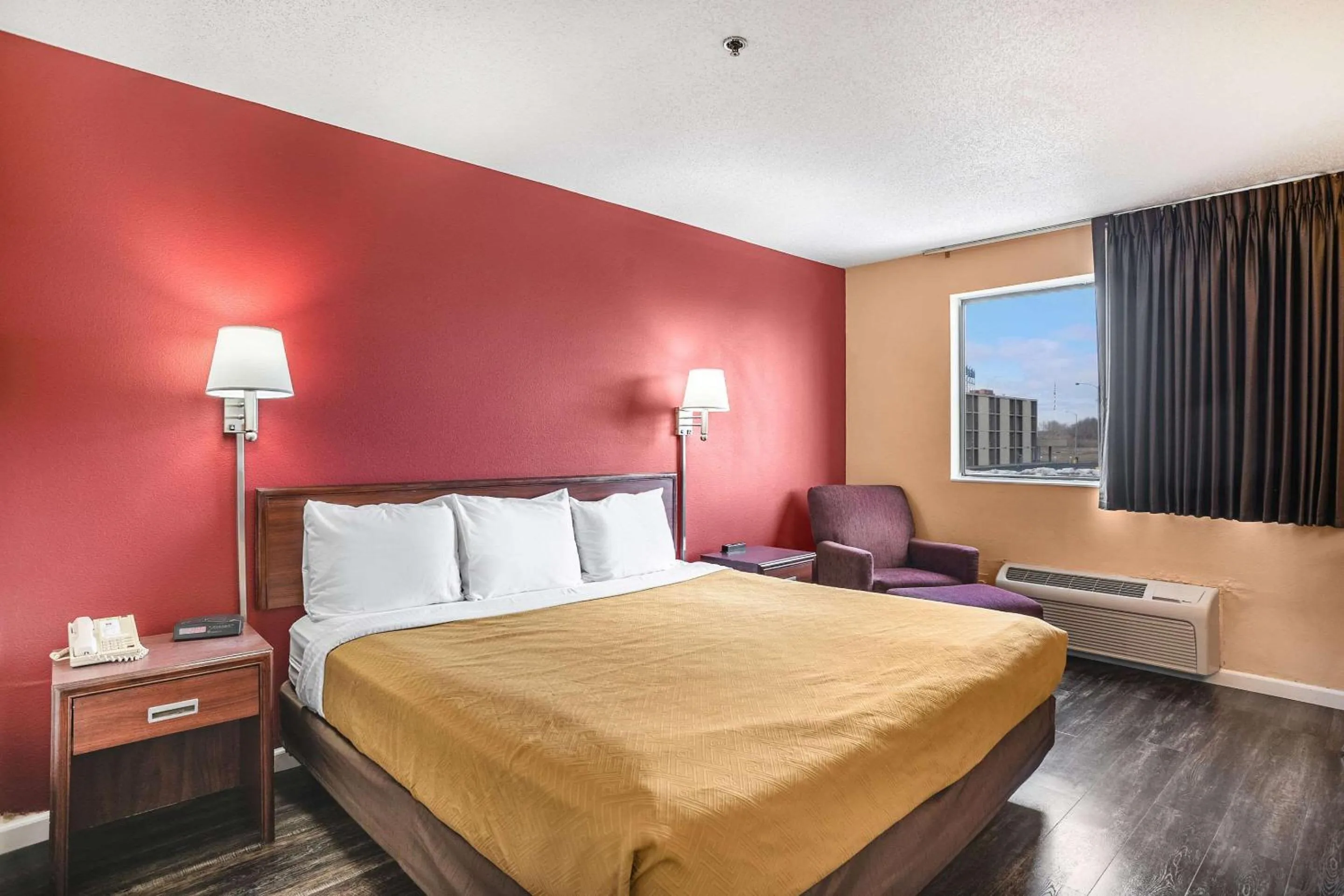 Photo of the whole room, Bed in Econo Lodge Princeton