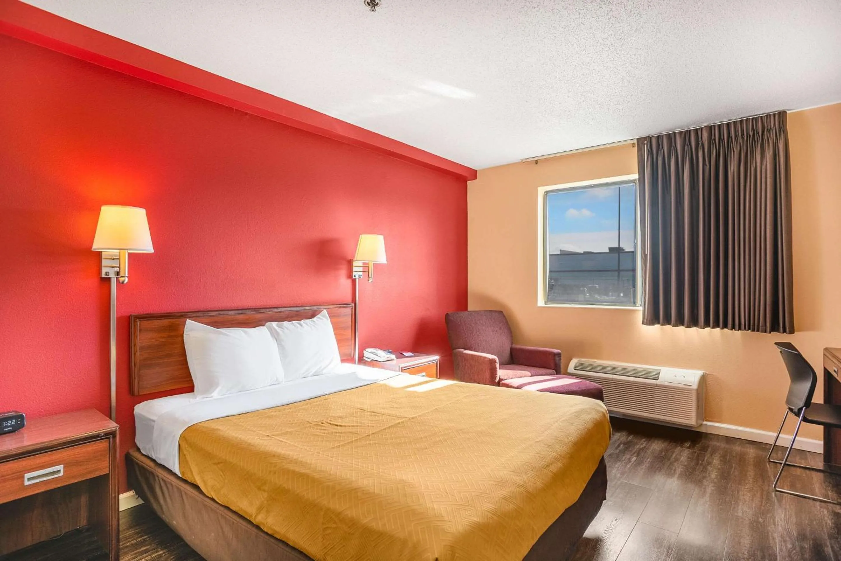 Photo of the whole room, Bed in Econo Lodge Princeton