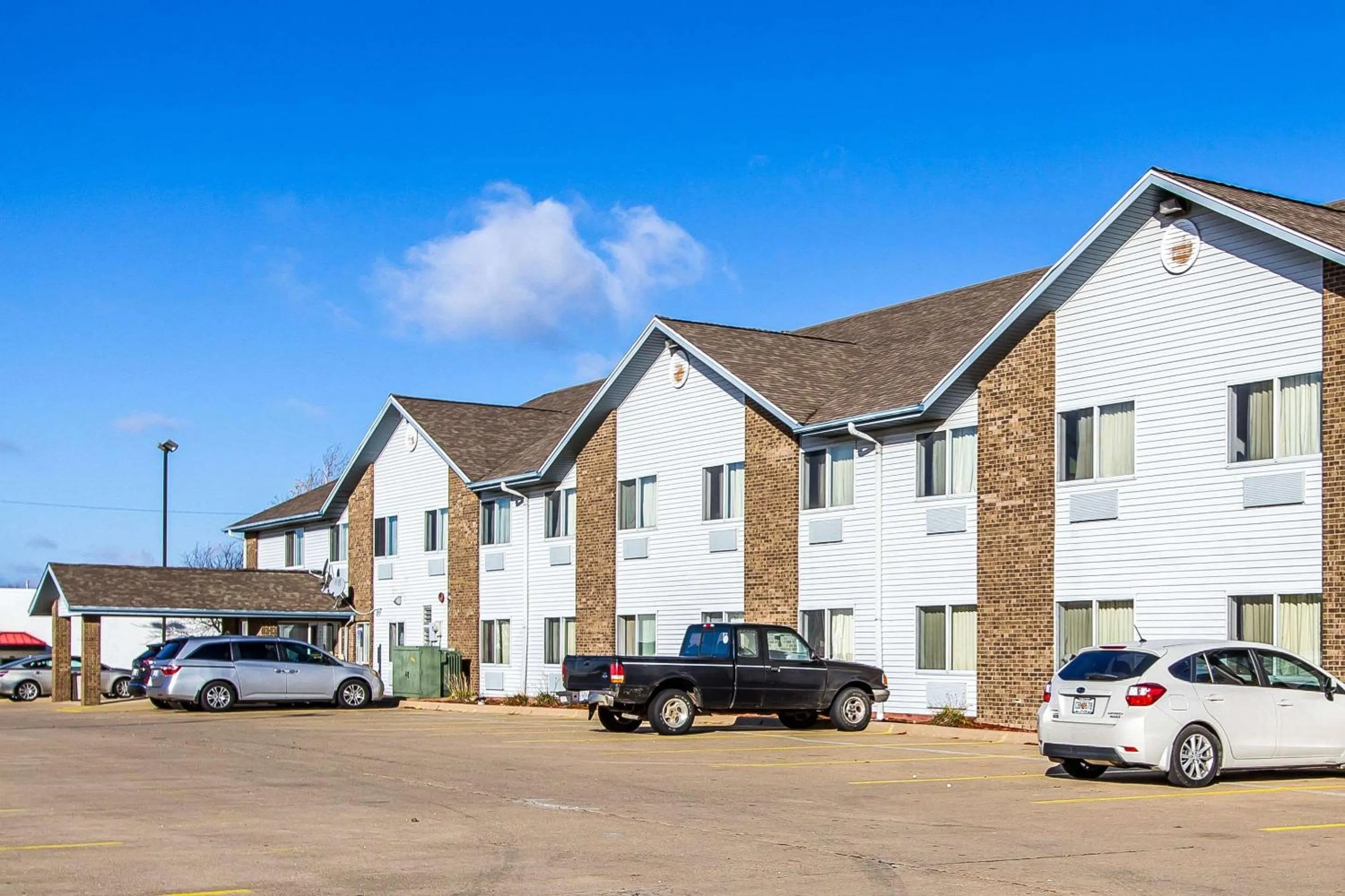 Property building in Econo Lodge Inn & Suites Pekin - Peoria Area
