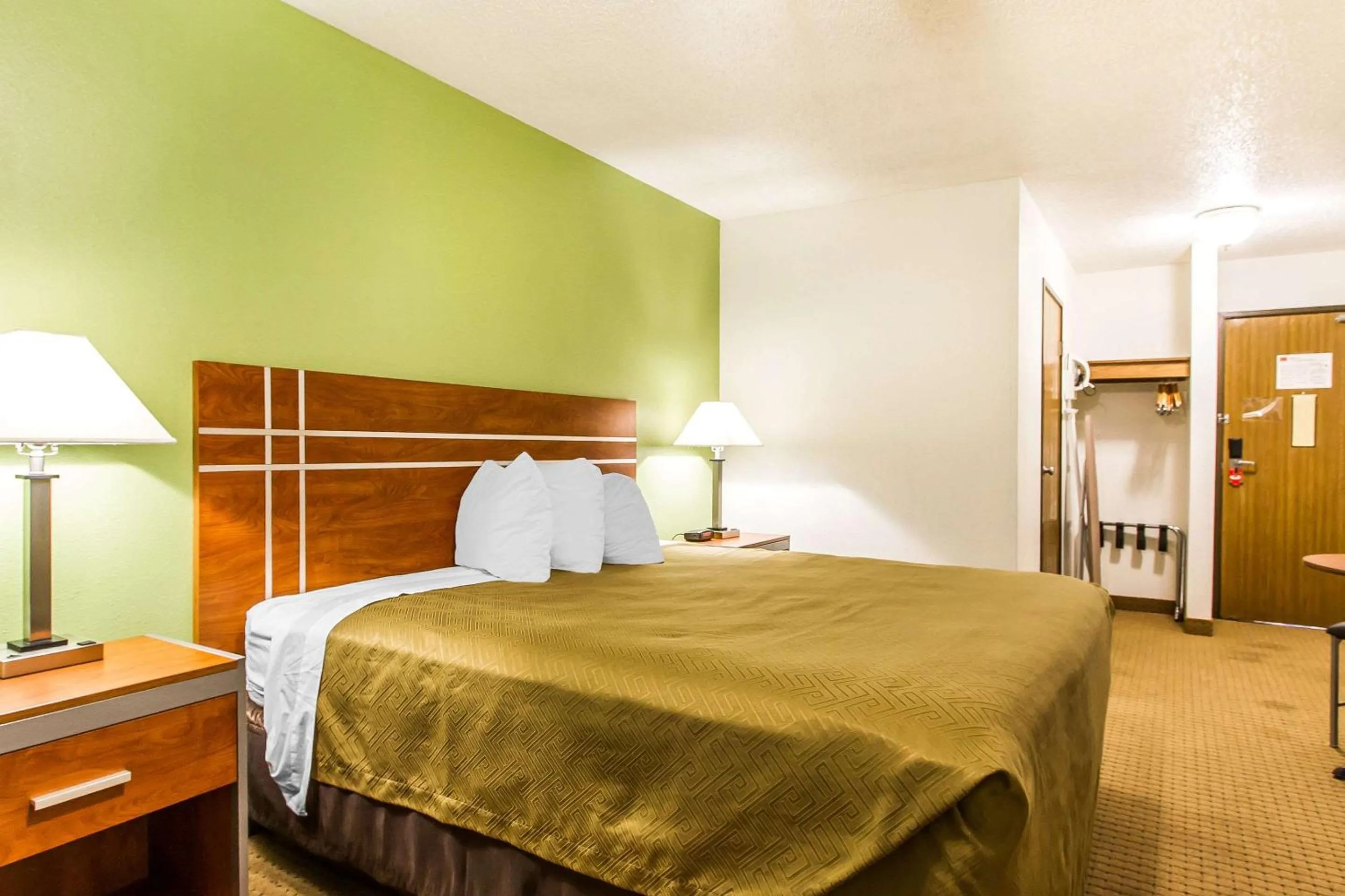 Photo of the whole room, Bed in Econo Lodge Inn & Suites Pekin - Peoria Area