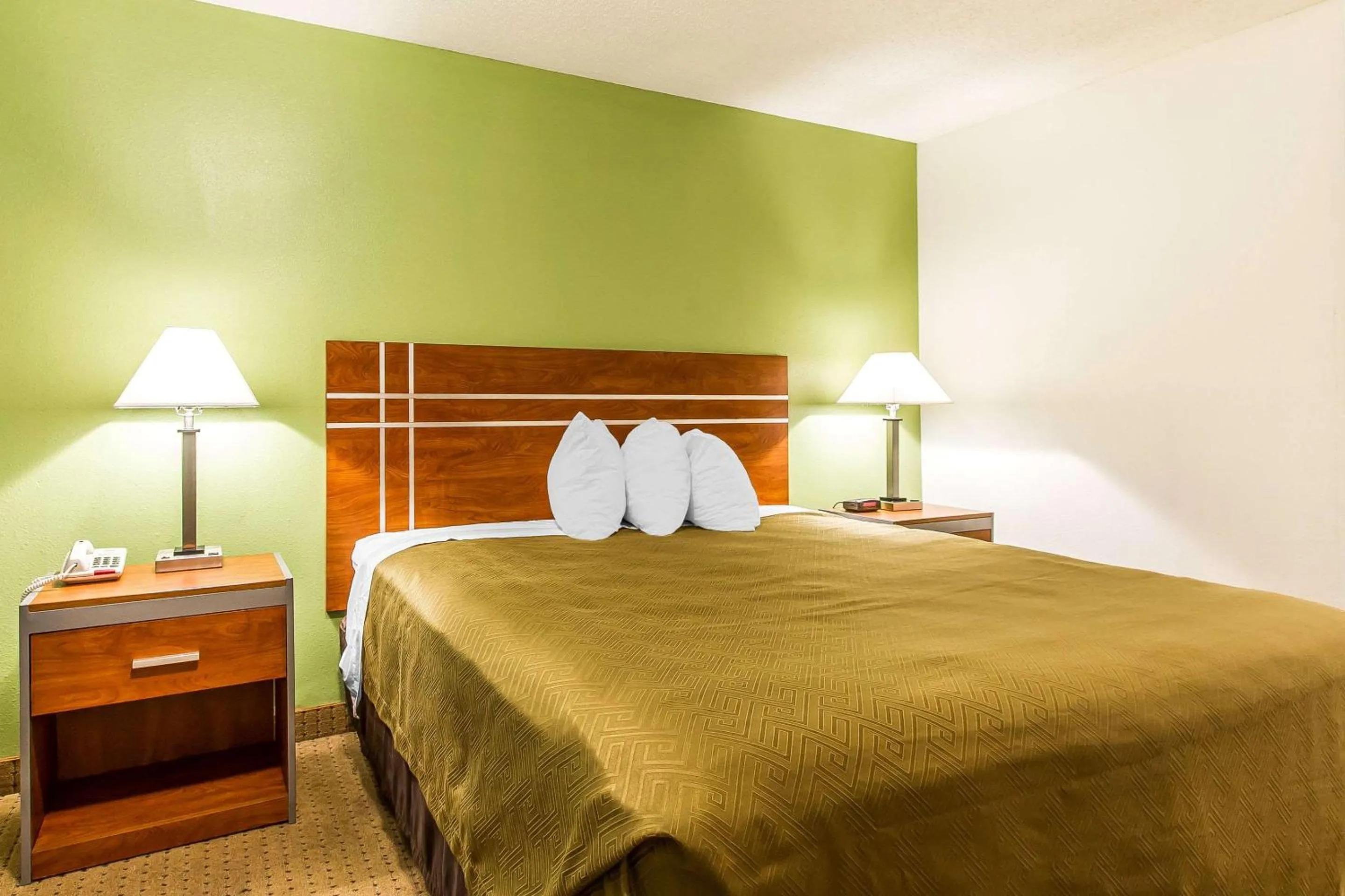 Photo of the whole room, Bed in Econo Lodge Inn & Suites Pekin - Peoria Area