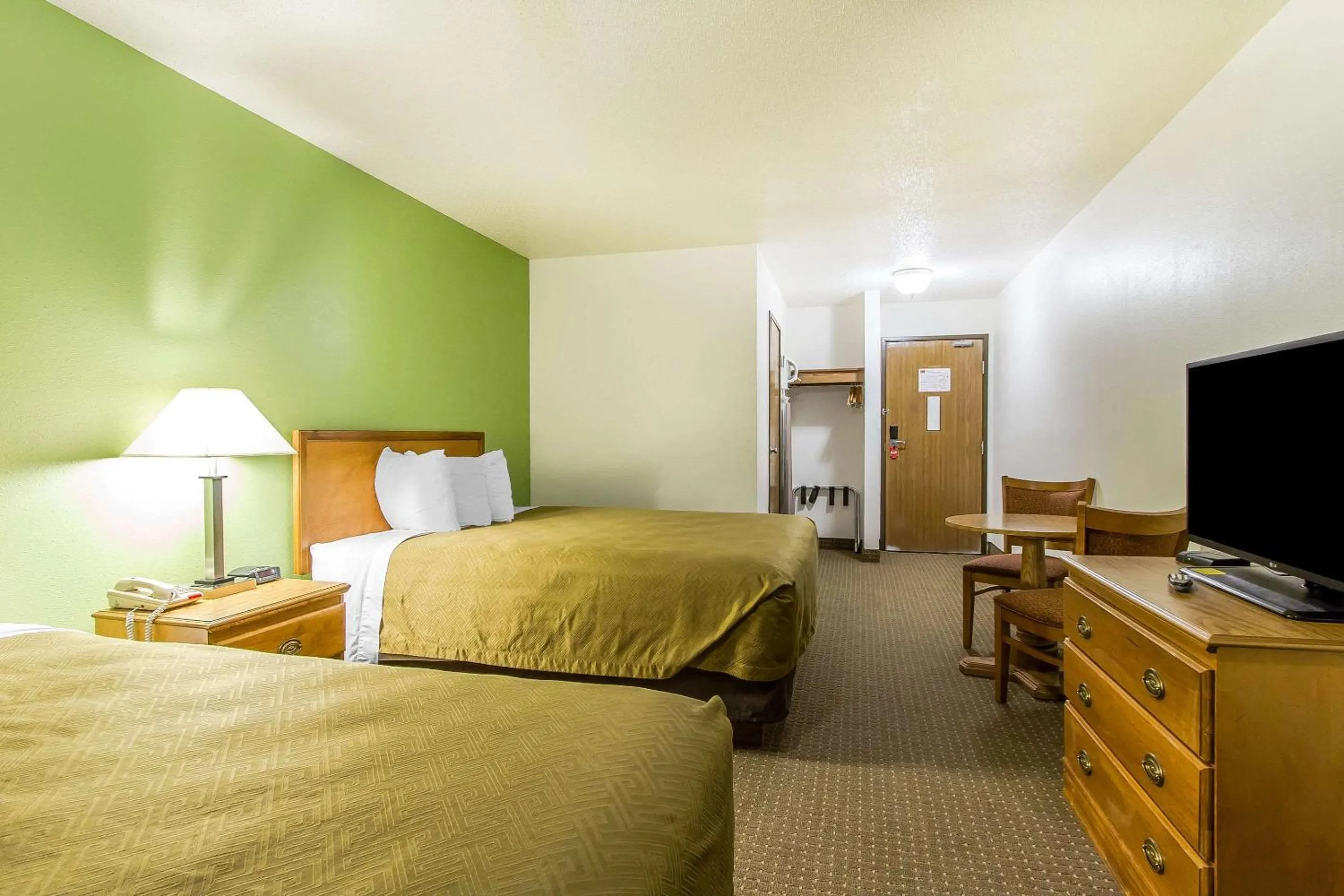 Photo of the whole room, Bed in Econo Lodge Inn & Suites Pekin - Peoria Area