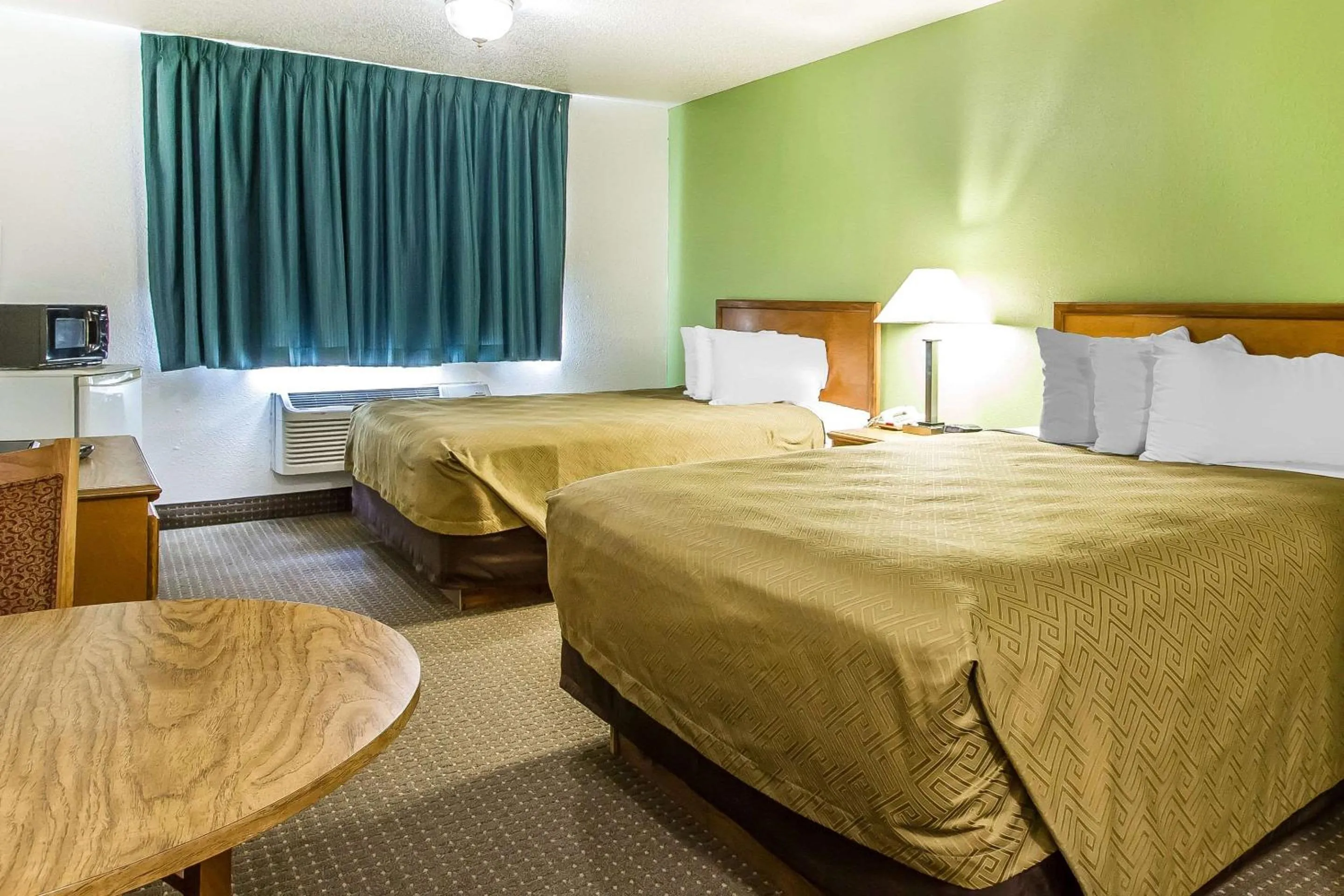 Photo of the whole room, Bed in Econo Lodge Inn & Suites Pekin - Peoria Area