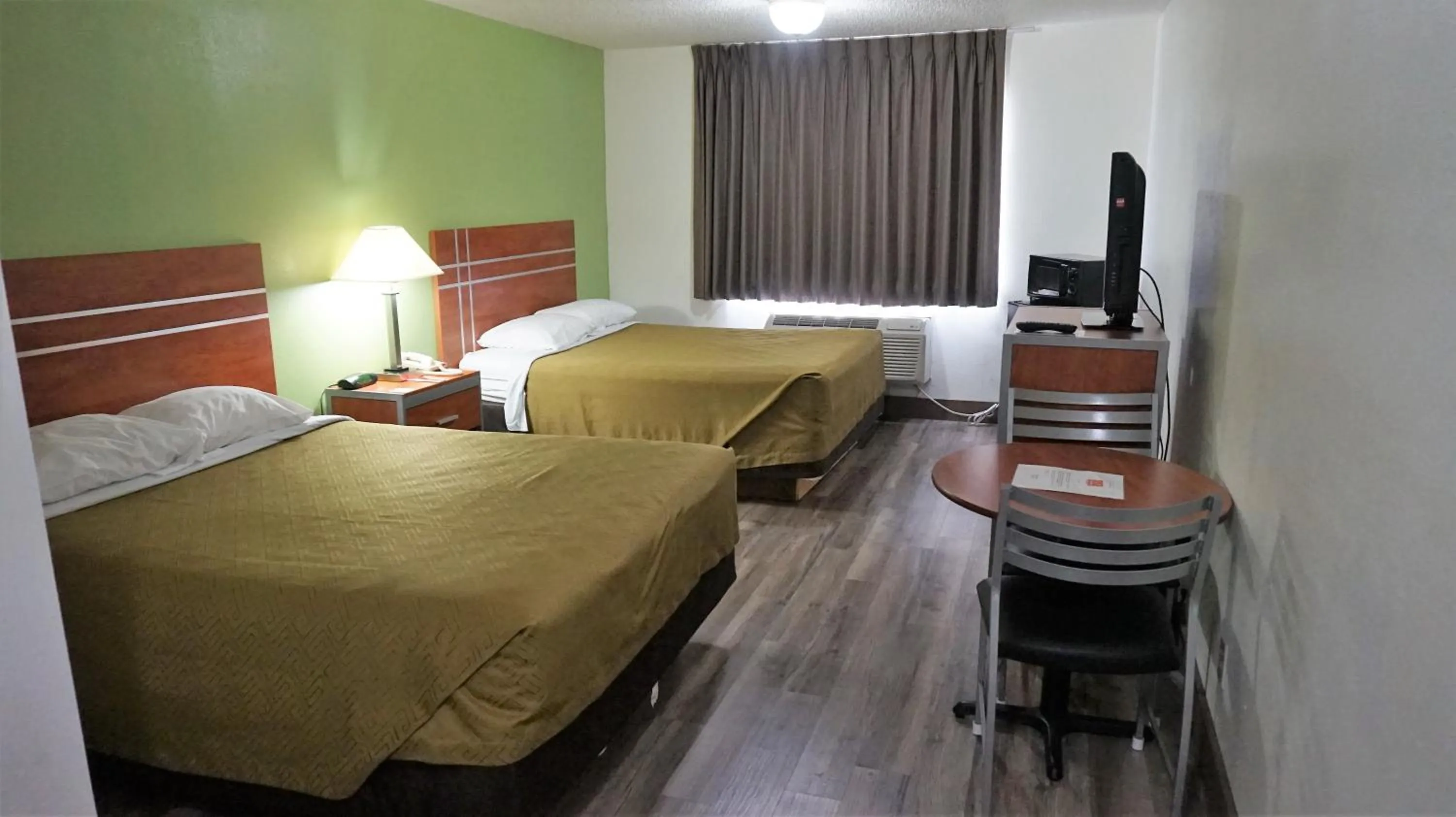Bed in Econo Lodge Inn & Suites Pekin - Peoria Area