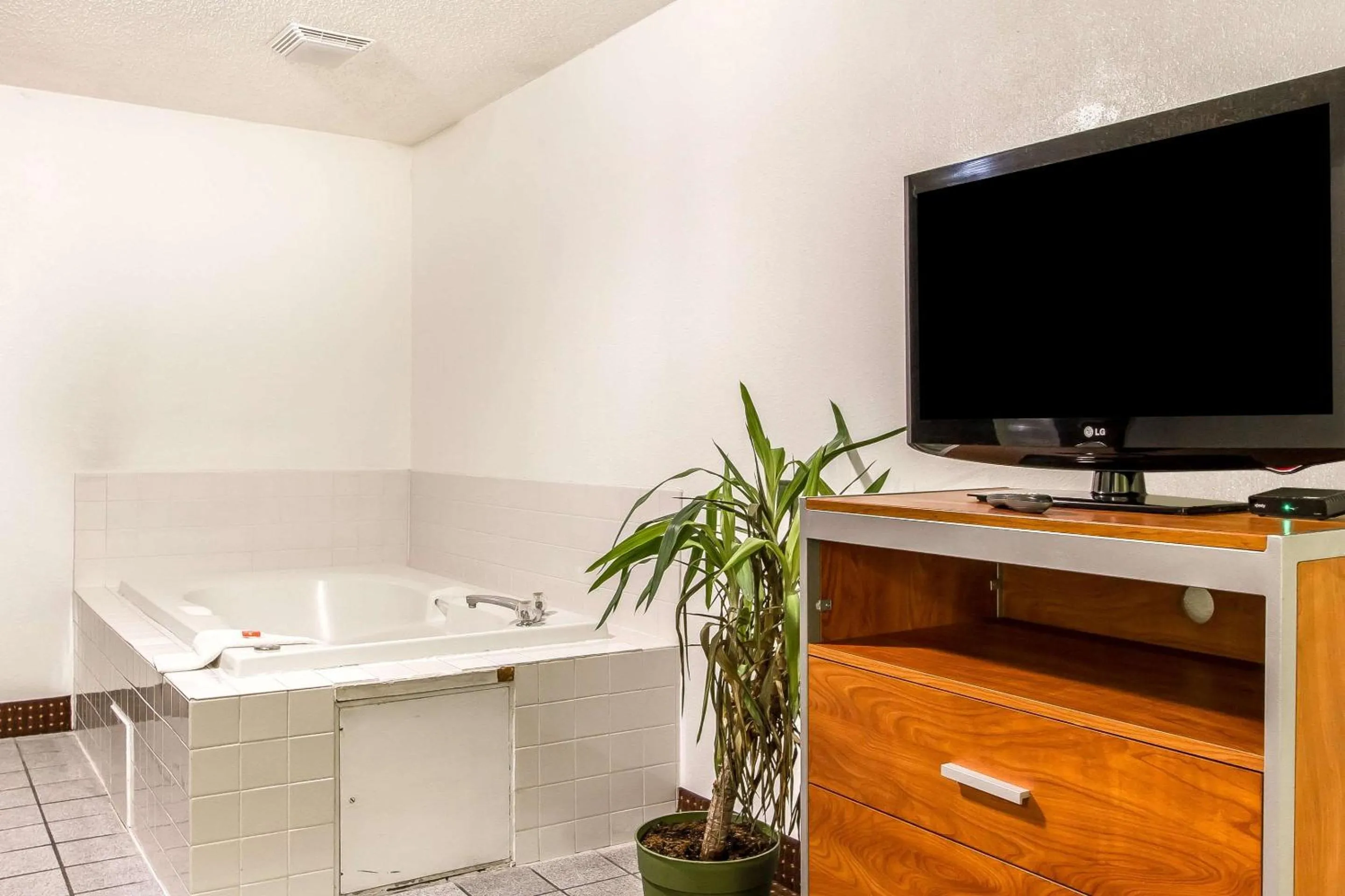 Photo of the whole room in Econo Lodge Inn & Suites Pekin - Peoria Area