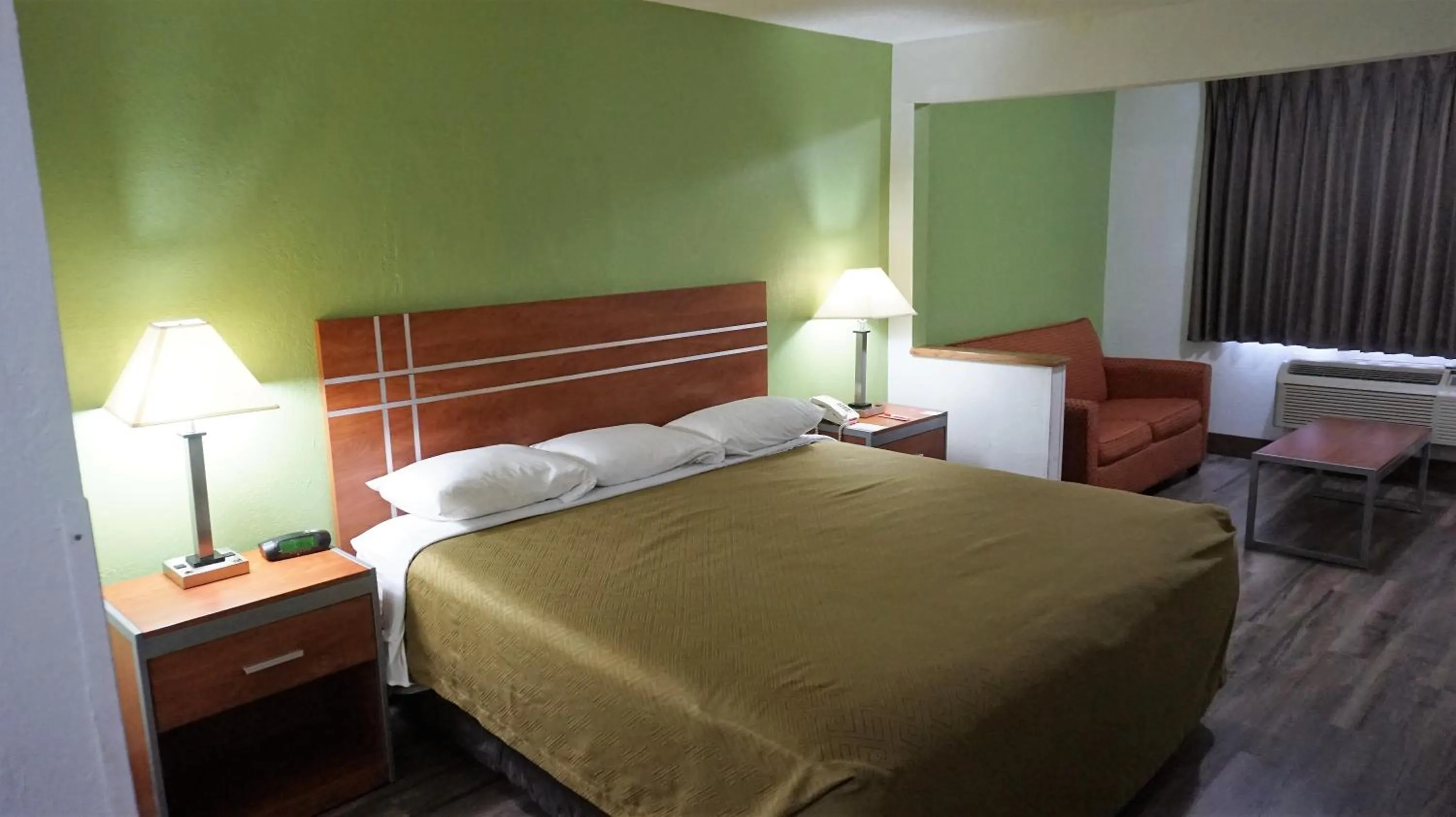 Bed in Econo Lodge Inn & Suites Pekin - Peoria Area