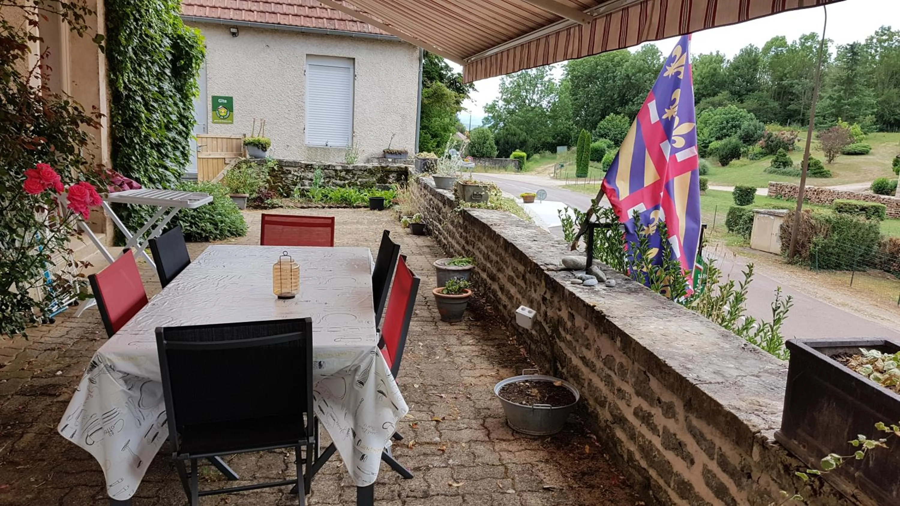 Patio in LA PROVIDENCE, chambres d'hôtes