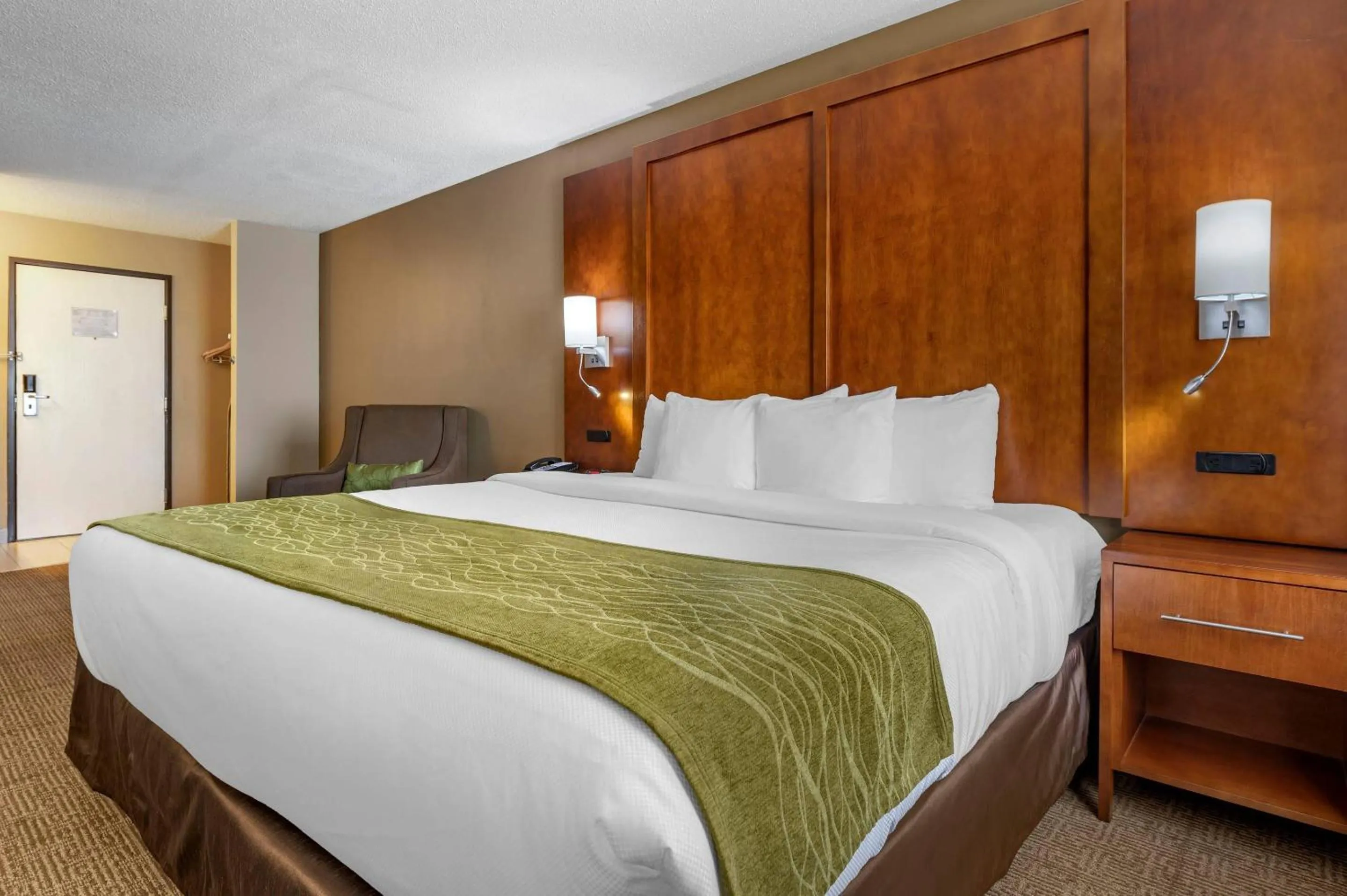 Bedroom, Bed in Comfort Inn Romeoville - Bolingbrook