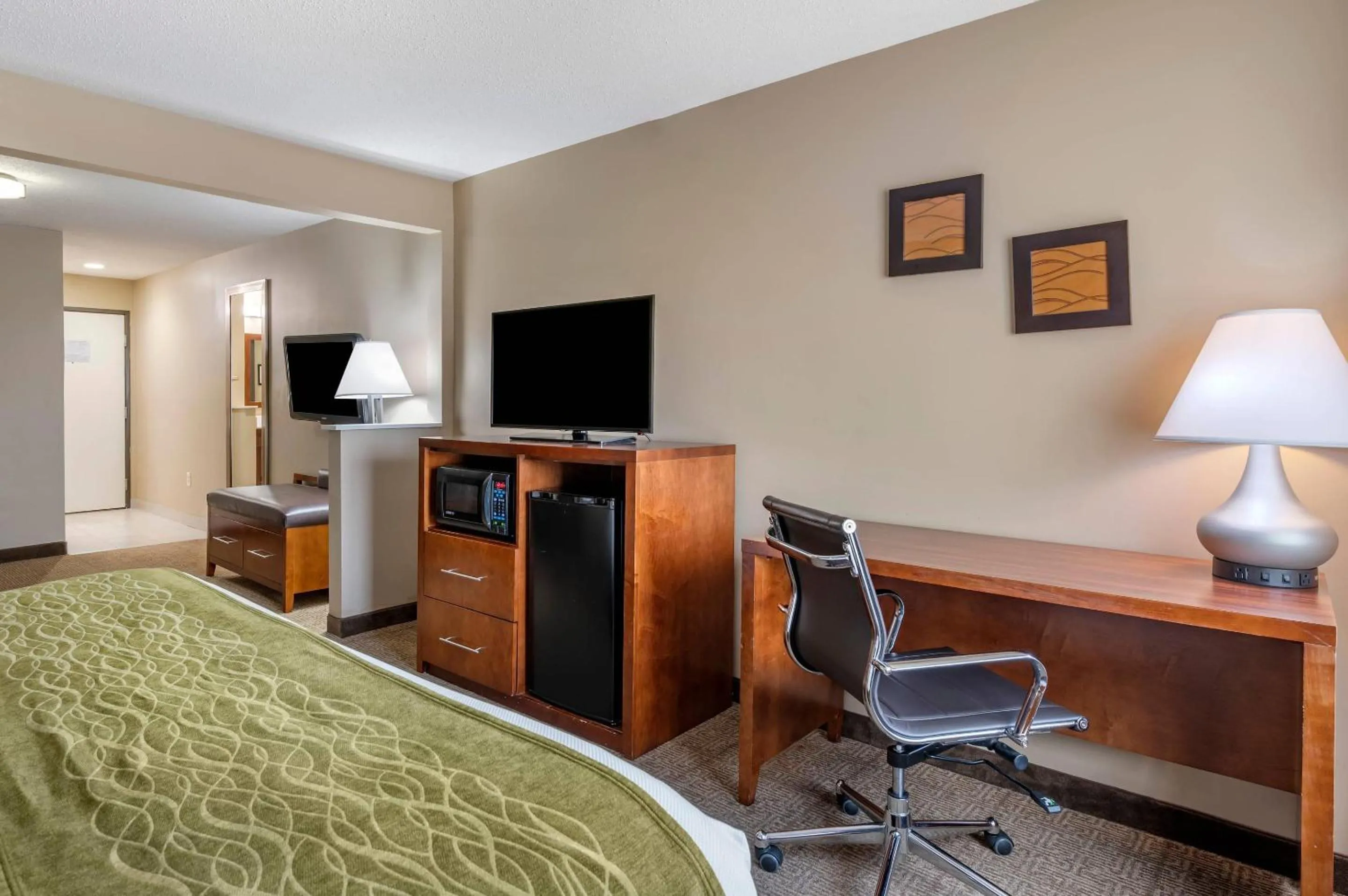 Bedroom, Bed in Comfort Inn Romeoville - Bolingbrook