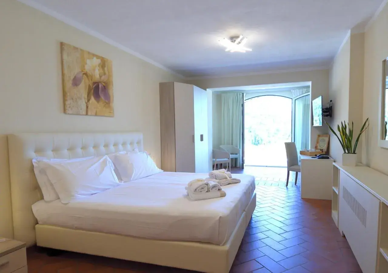 Double Room with Lake View in Agriturismo Il Colle Double Room with Lake View in Agriturismo Il Colle